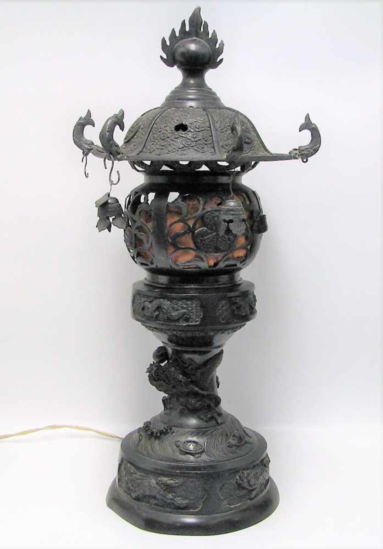 Tischlampe, Japan, 19. Jahrhundert, Bronze reich verziert, sign., rest., h 63 cm, d 22 cm.