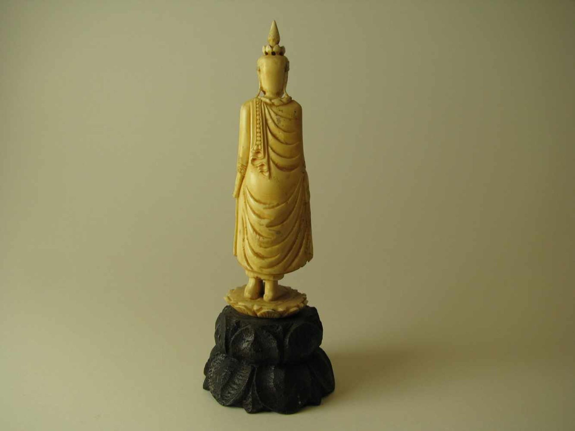 Buddhafigur, Südostasien, um 1900, Elfenbein beschnitzt, Holzsockel, h 10,5 cm, d 3,5 cm.< - Bild 2 aus 2