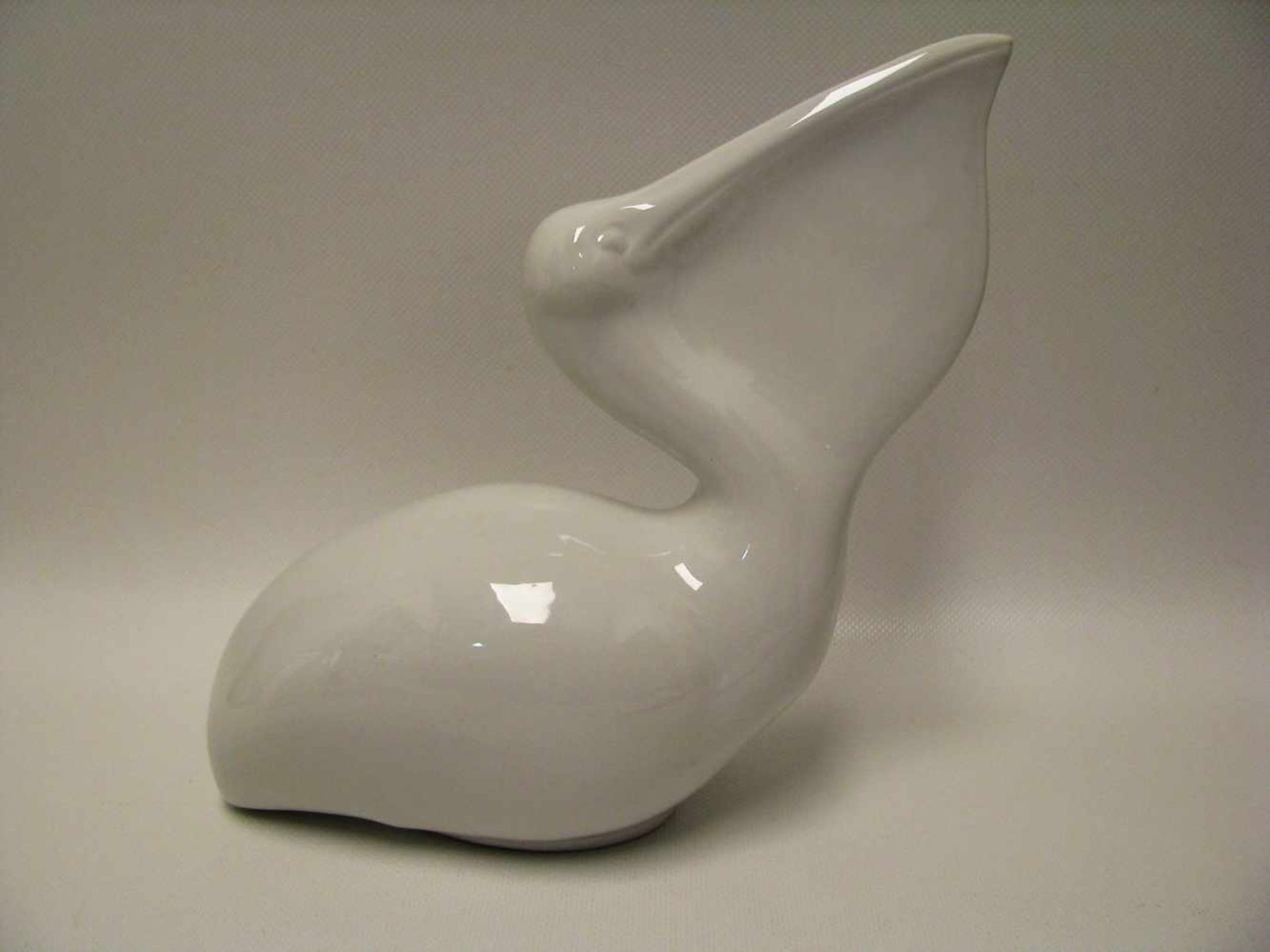 Porzellanfigur, Pelikan, Goebel, Weißporzellan, gem., 23,5 x 25 cm.<