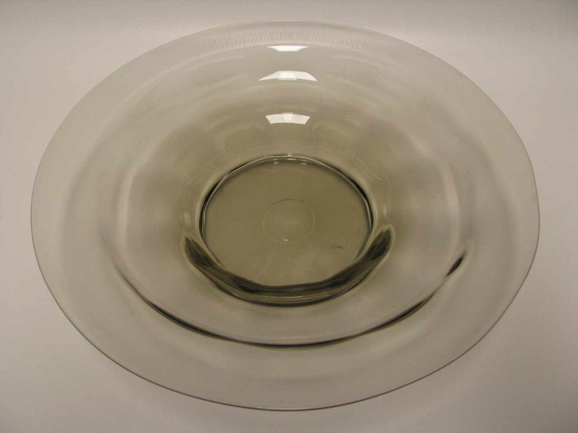 Designer-Schale, wohl Leerdam, rauchfarbenes Glas, h 5 cm, d 27 cm.