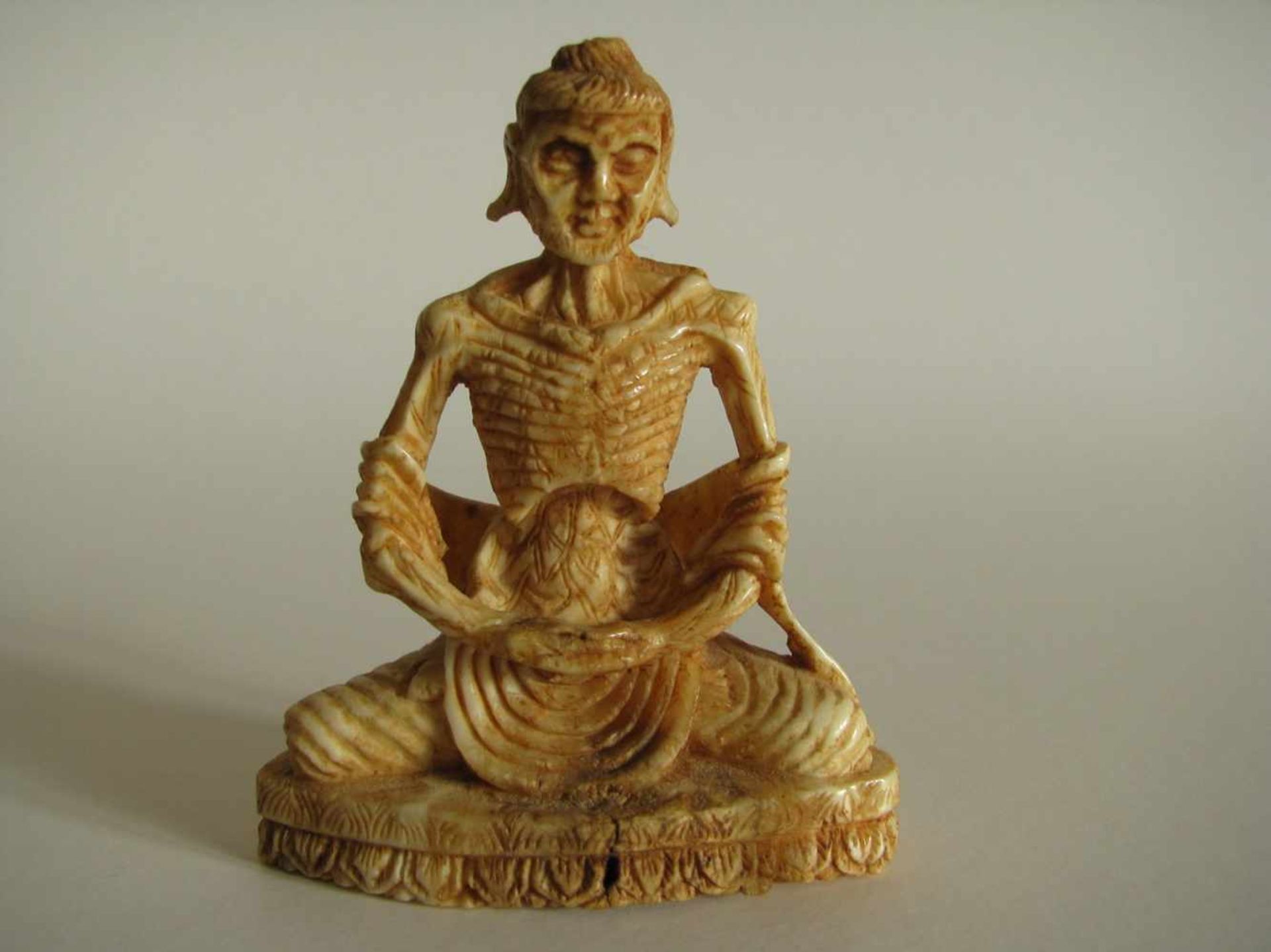 Skelettierter Buddha, wohl Südostasien, 19. Jahrhundert, Elfenbein beschnitzt, 7 x 6 x 3 cm.