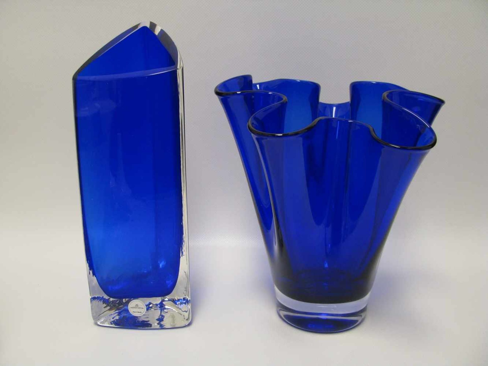 2 Vasen, Sarner Cristal, Blau eingefärbtes Kristallglas, h 20,5/26 cm.<