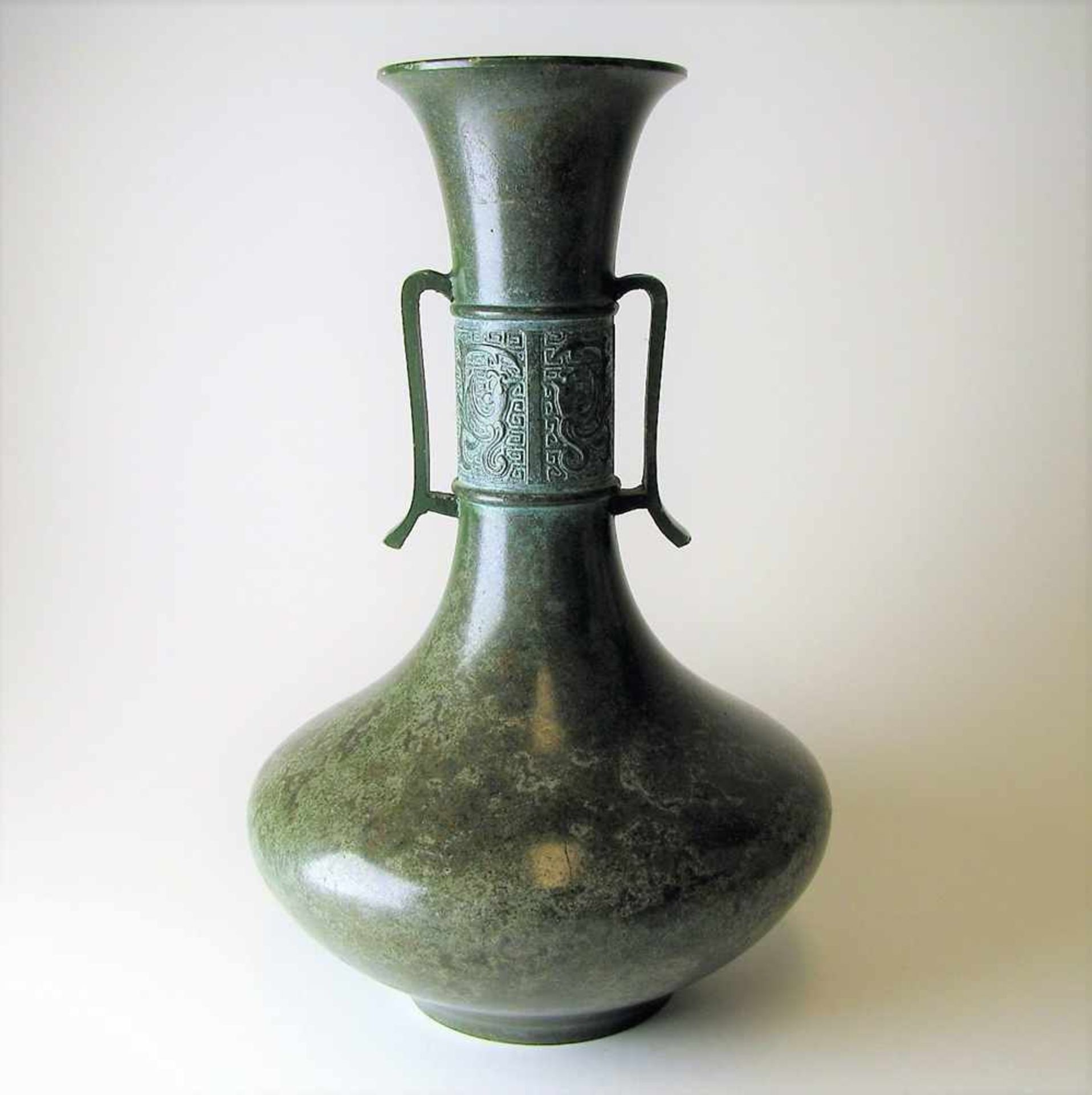 Vase mit Henkeln, Japan, Bronze patiniert, Henkel rest., h 21 cm, d 13,5 cm.