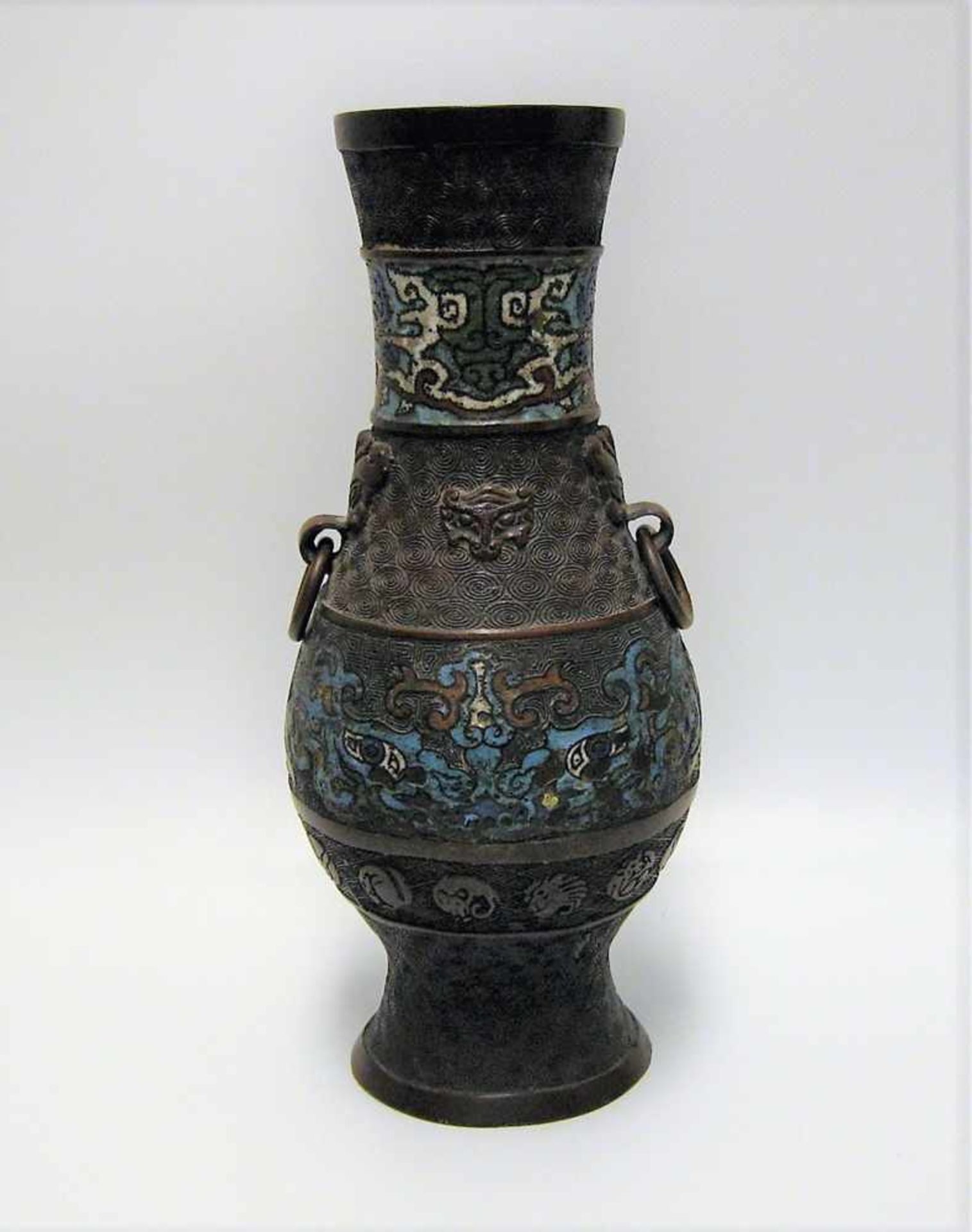 Vase, China, Bronze mit farbigem Cloisonné, h 30 cm, d 14 cm.<