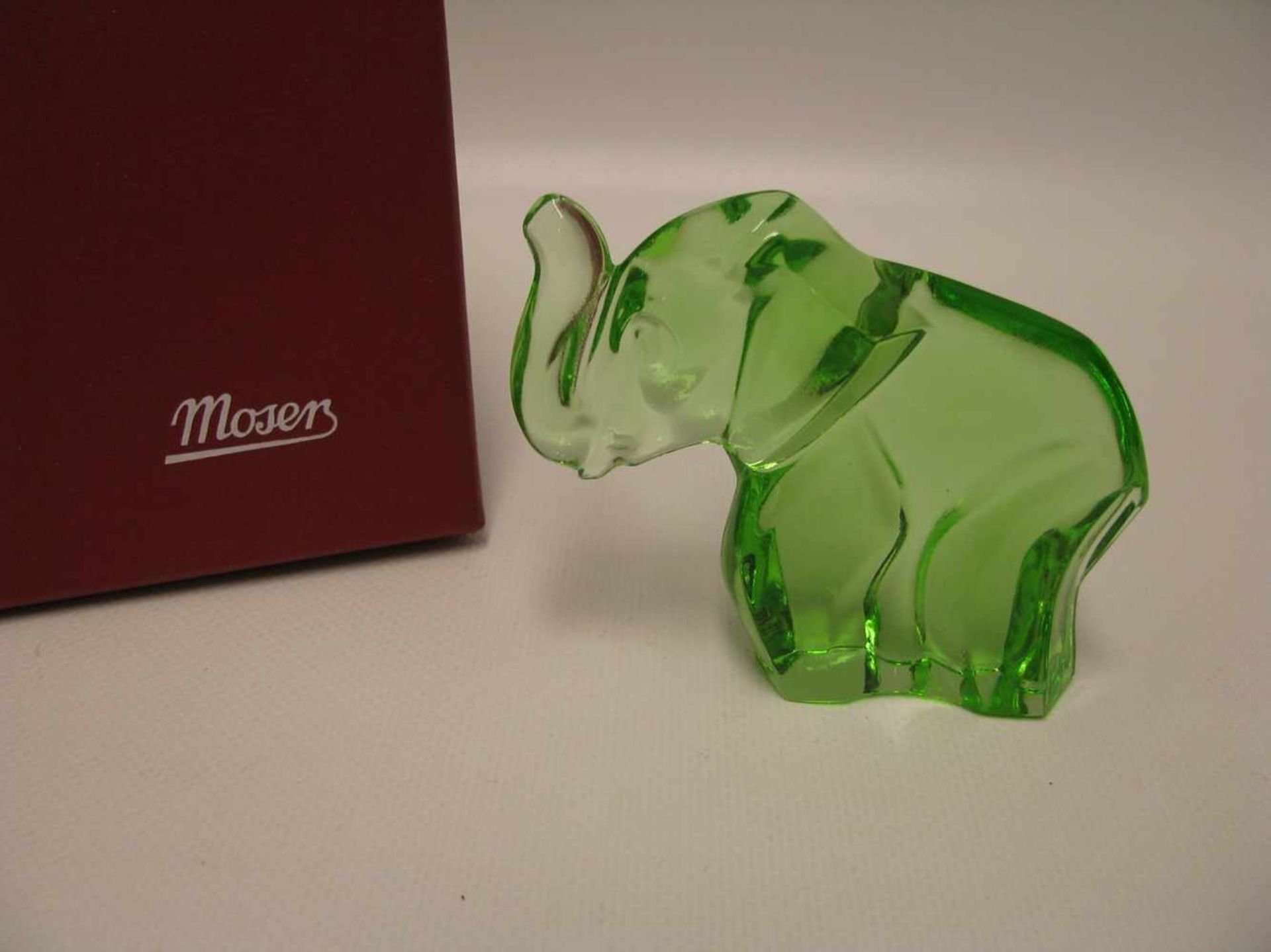 Glasfigur "Elefant", Moser Karlsbad, grünes Kristallglas, sign., OVP, 8 x 10 x 3 cm.<