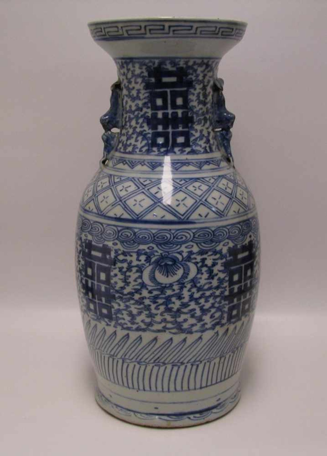 Vase, China, 19. Jahrhundert, Porzellan mit blauem Blütendekor, ungem., h 44,5 cm, d 20 cm.<