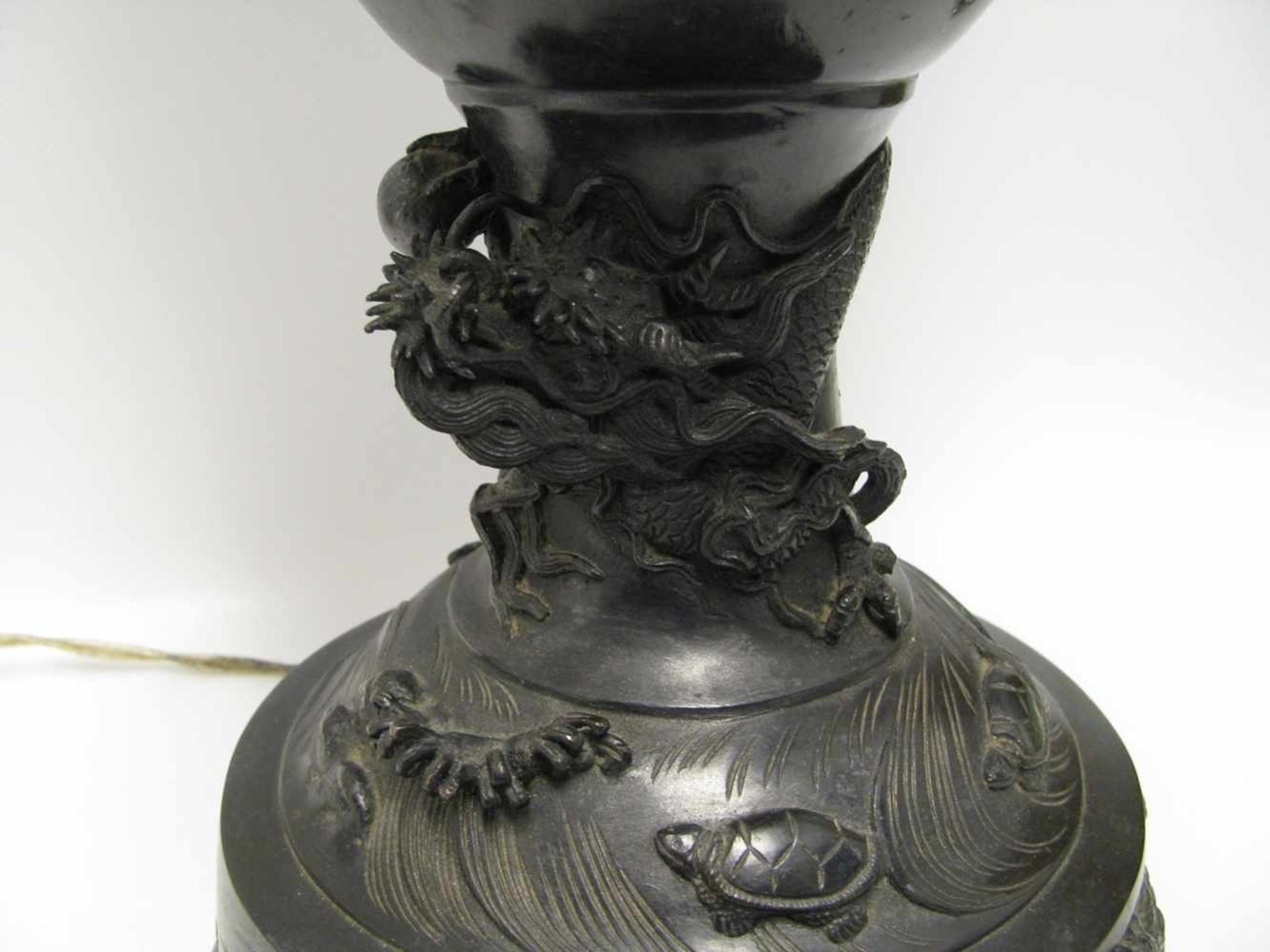 Tischlampe, Japan, 19. Jahrhundert, Bronze reich verziert, sign., rest., h 63 cm, d 22 cm. - Bild 2 aus 2