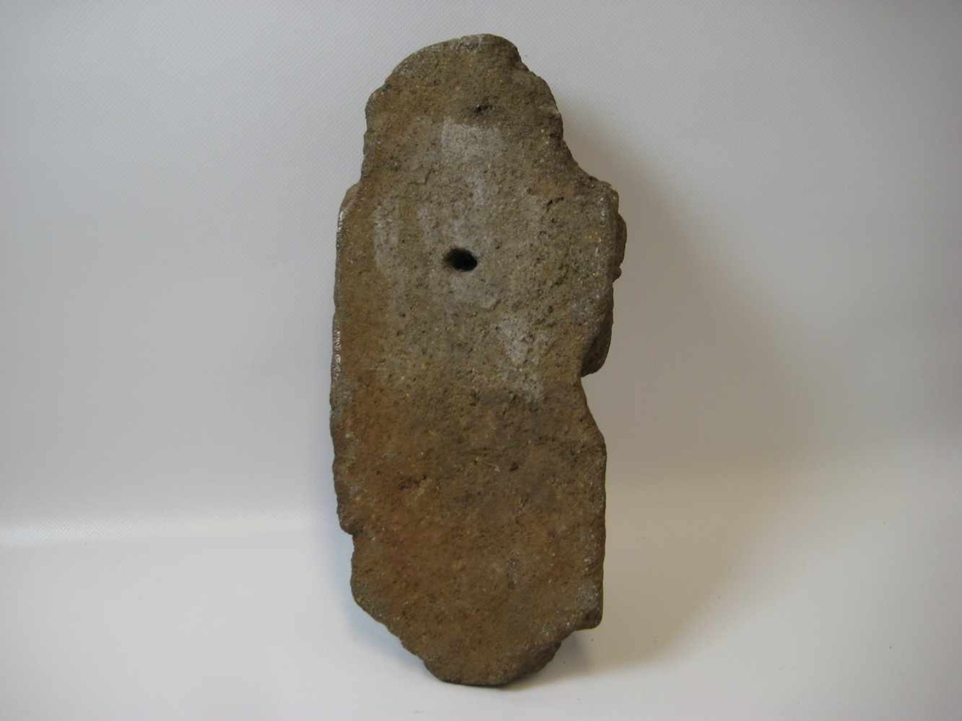 Vierarmige Götterfigur, wohl Indien, Stein, 34 x 15 x 10 cm.< - Bild 2 aus 2