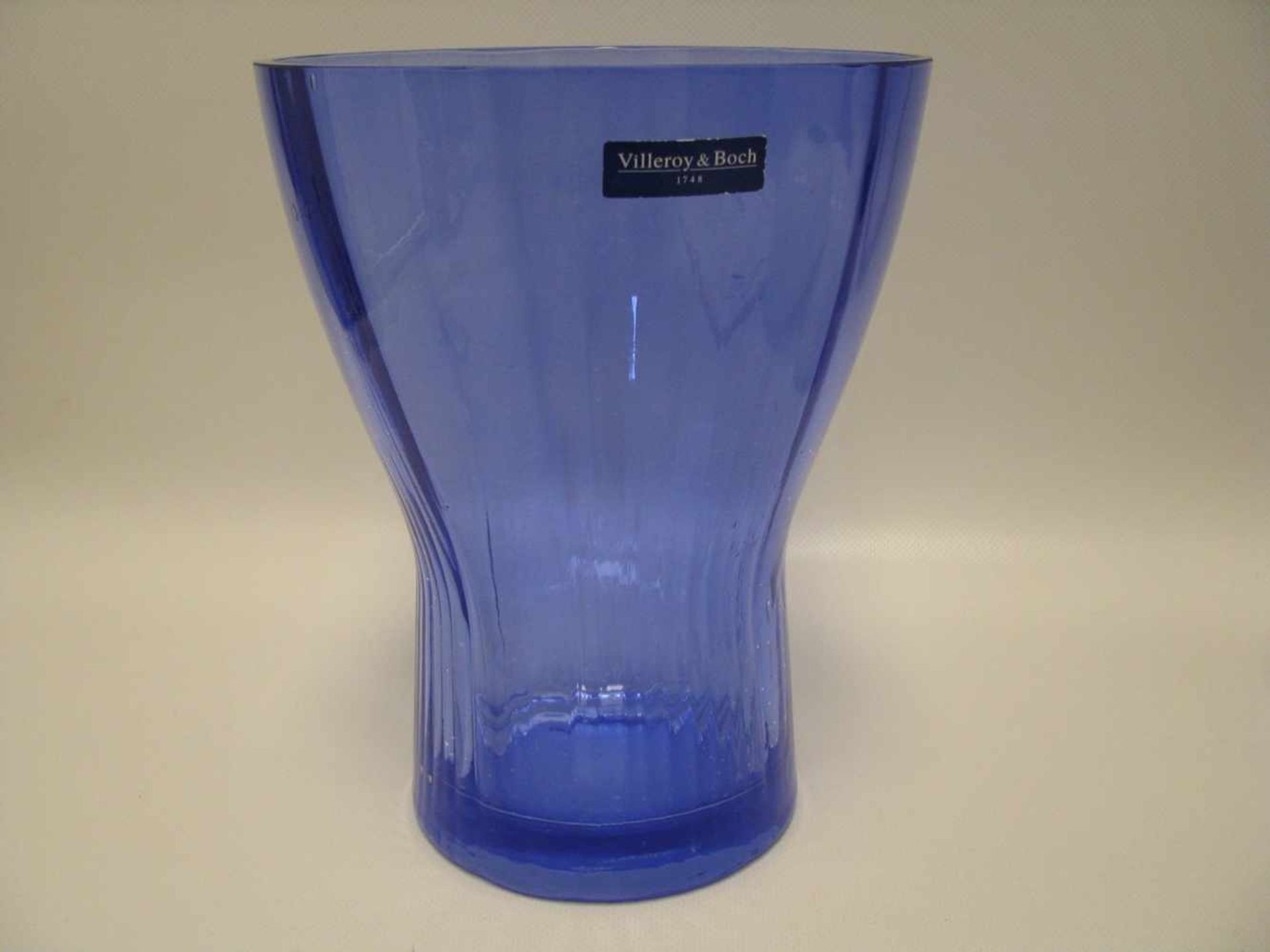 Vase, Villeroy & Boch, Blau eingefärbtes Glas, h 22 cm, d 17 cm. <