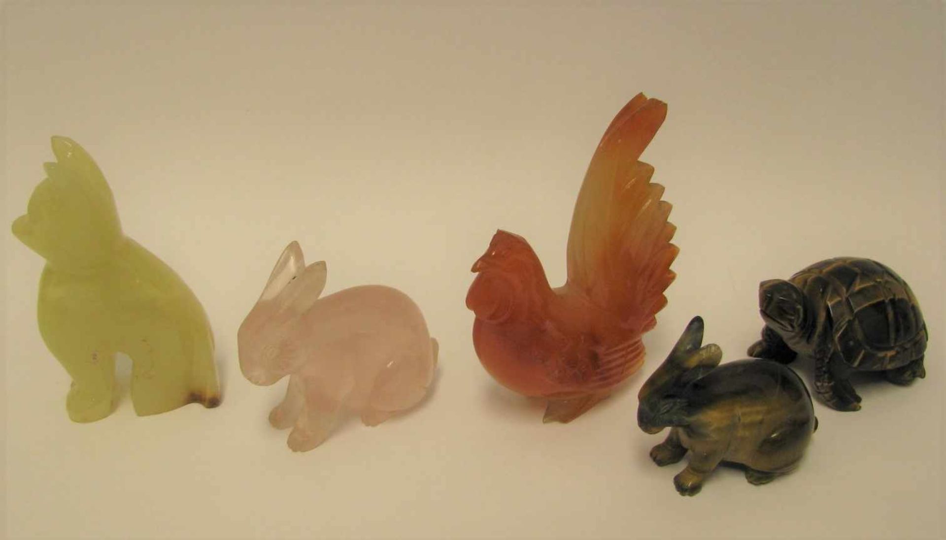 5 diverse Tierfiguren, Jade, Rosenquarz und Tigerauge beschnitzt, ca. h 7 cm.