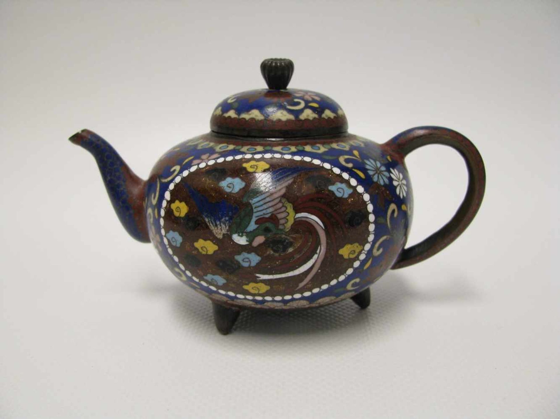 Teekanne, Japan, Meiji Periode, 1868 - 1912, farbiges Cloisonné, 7,5 x 13,5 x 8 cm.<