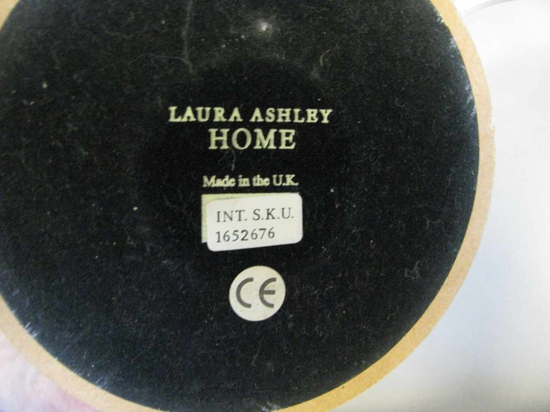 Tischlampe, Laura Ashley, crèmefarben gefasster Holzfuß, einflammig, gem., h 41 cm, d 31 cm. - Bild 2 aus 2