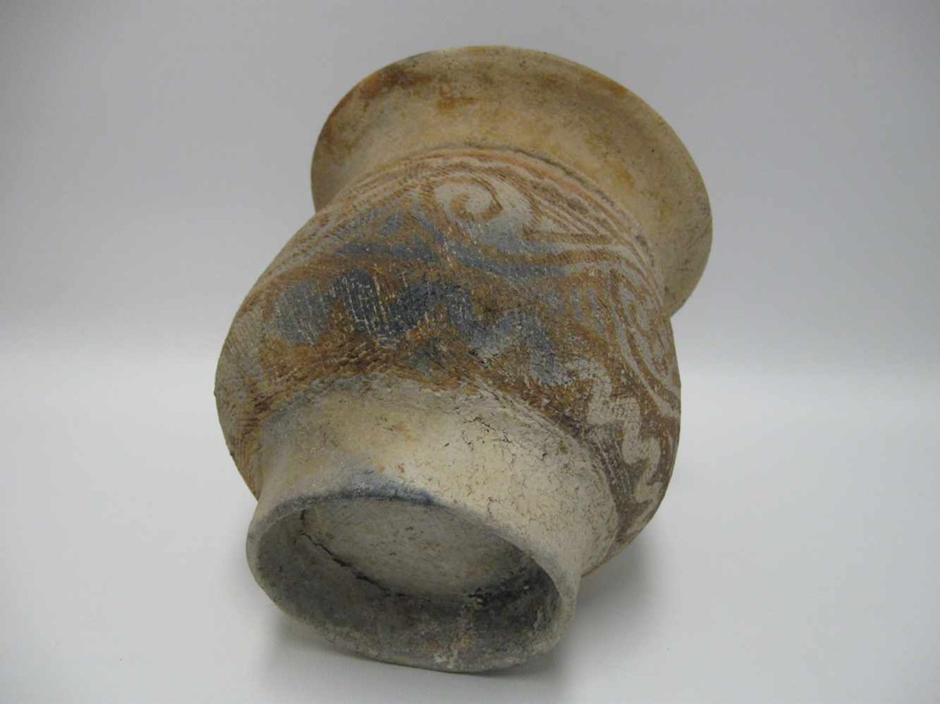 Antikes Gefäß, wohl Afrika, Ton mit Ritzdekor und Bemalung, h 22 cm, d 21 cm.<b - Image 2 of 2