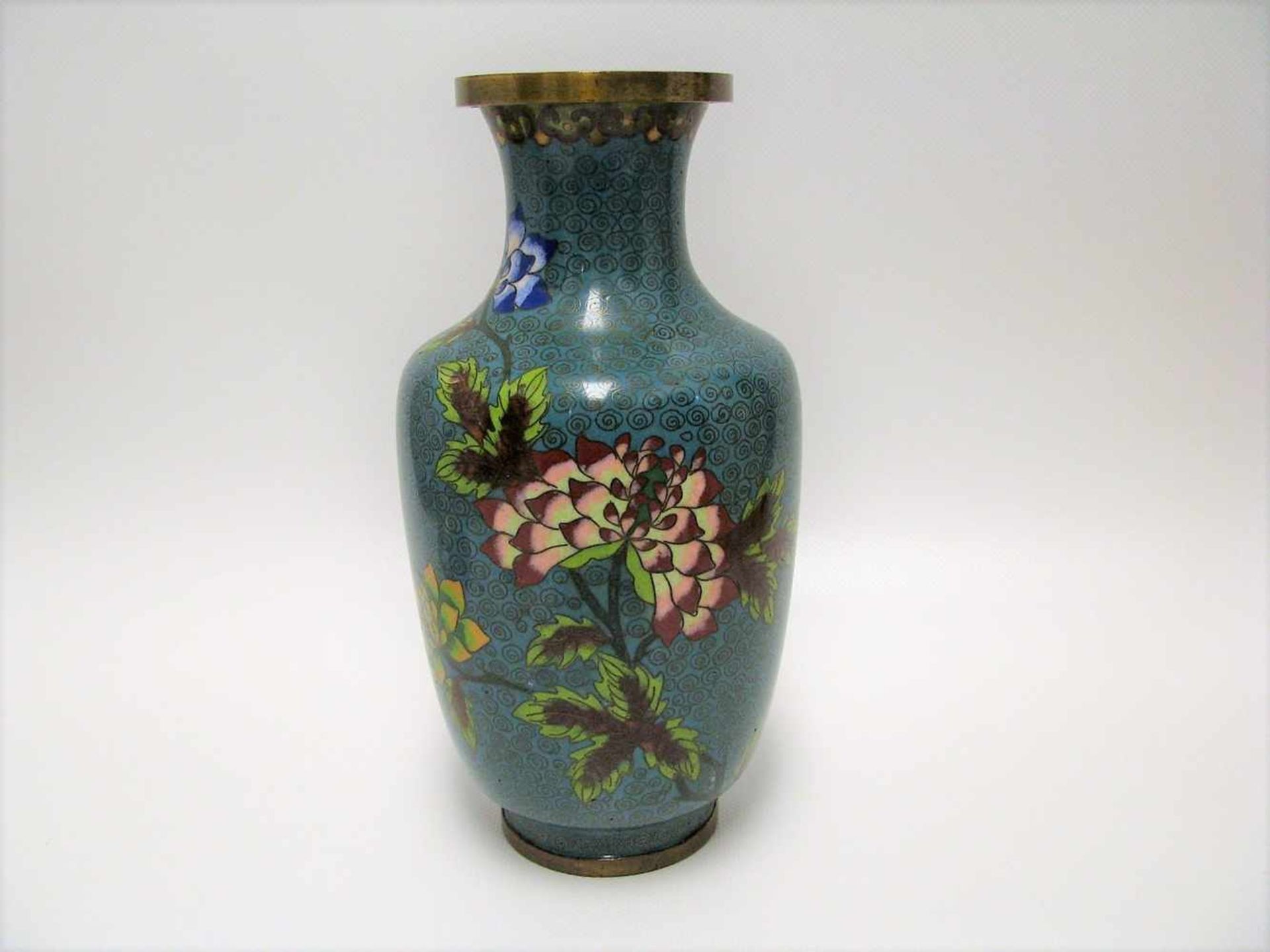 Vase, China, farbiges Cloisonné, Blütendekor, 1 Minichip, 22,5 x 11,5 cm.<b