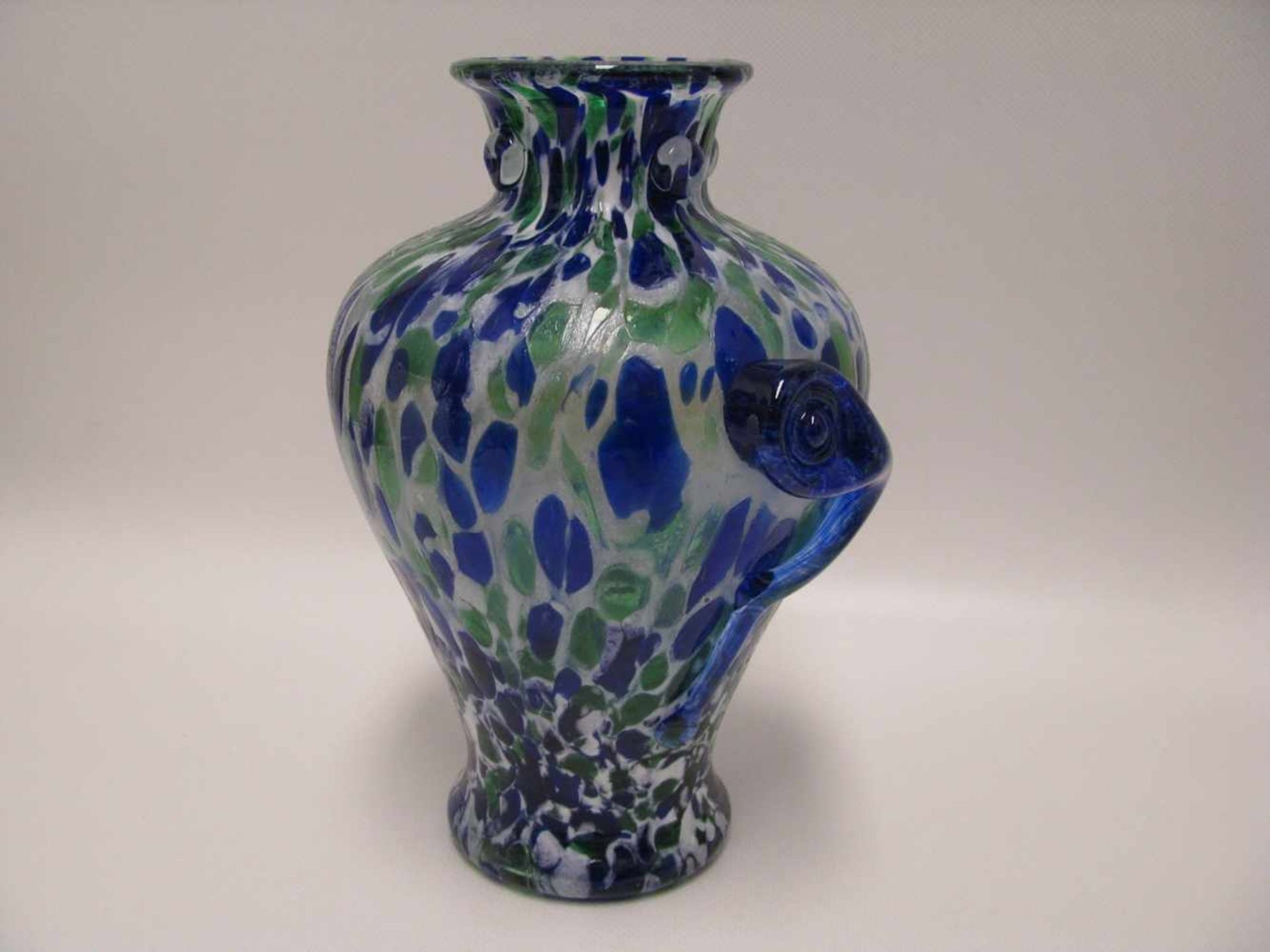 Vase, 1960/70er Jahre, vielfarbig eingeschmolzenes Glas, h 22 cm, d 17 cm.