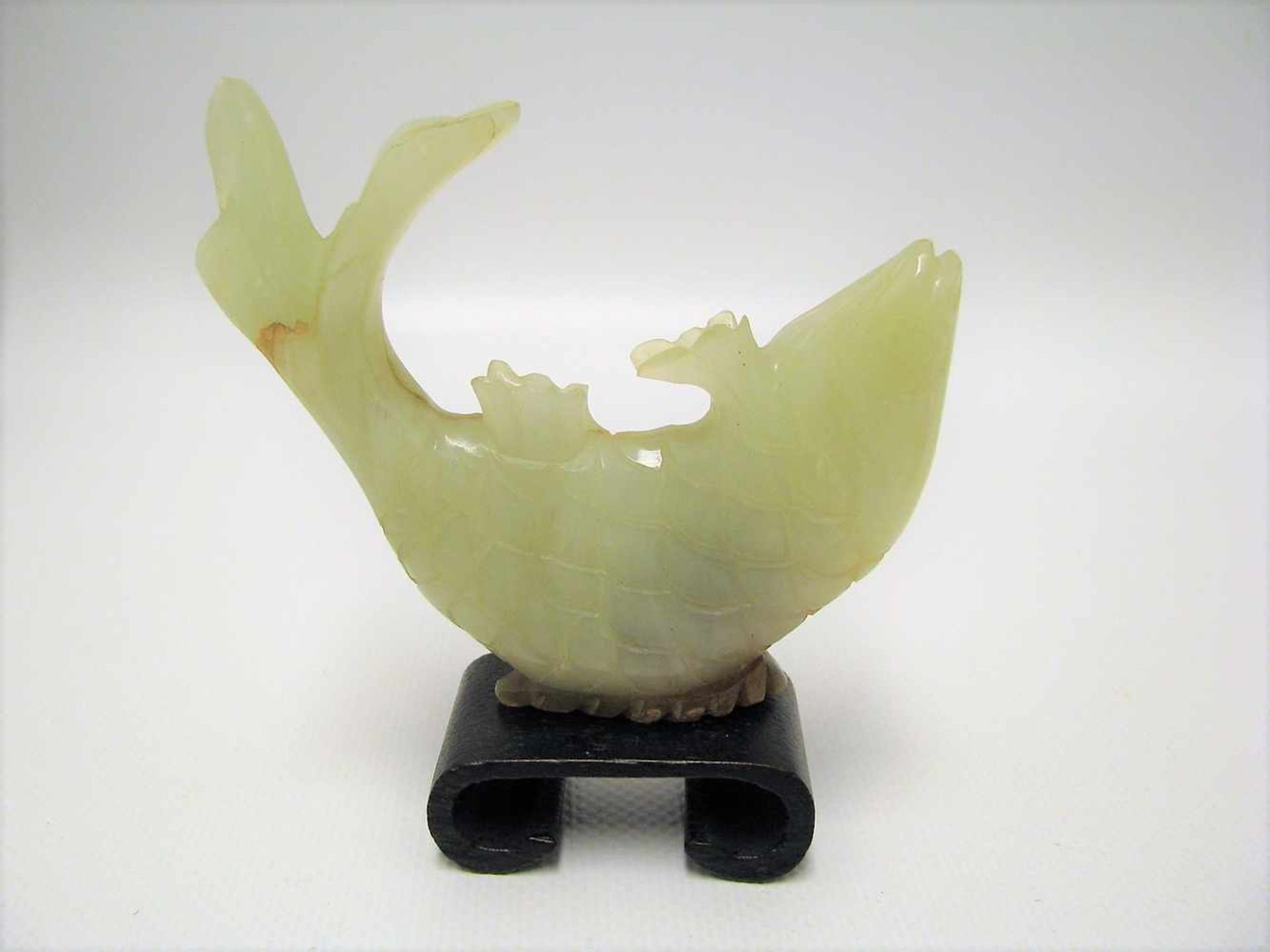 Fisch, China, Jade beschnitzt, 8,5 x 10 x 1,8 cm. - Bild 2 aus 2