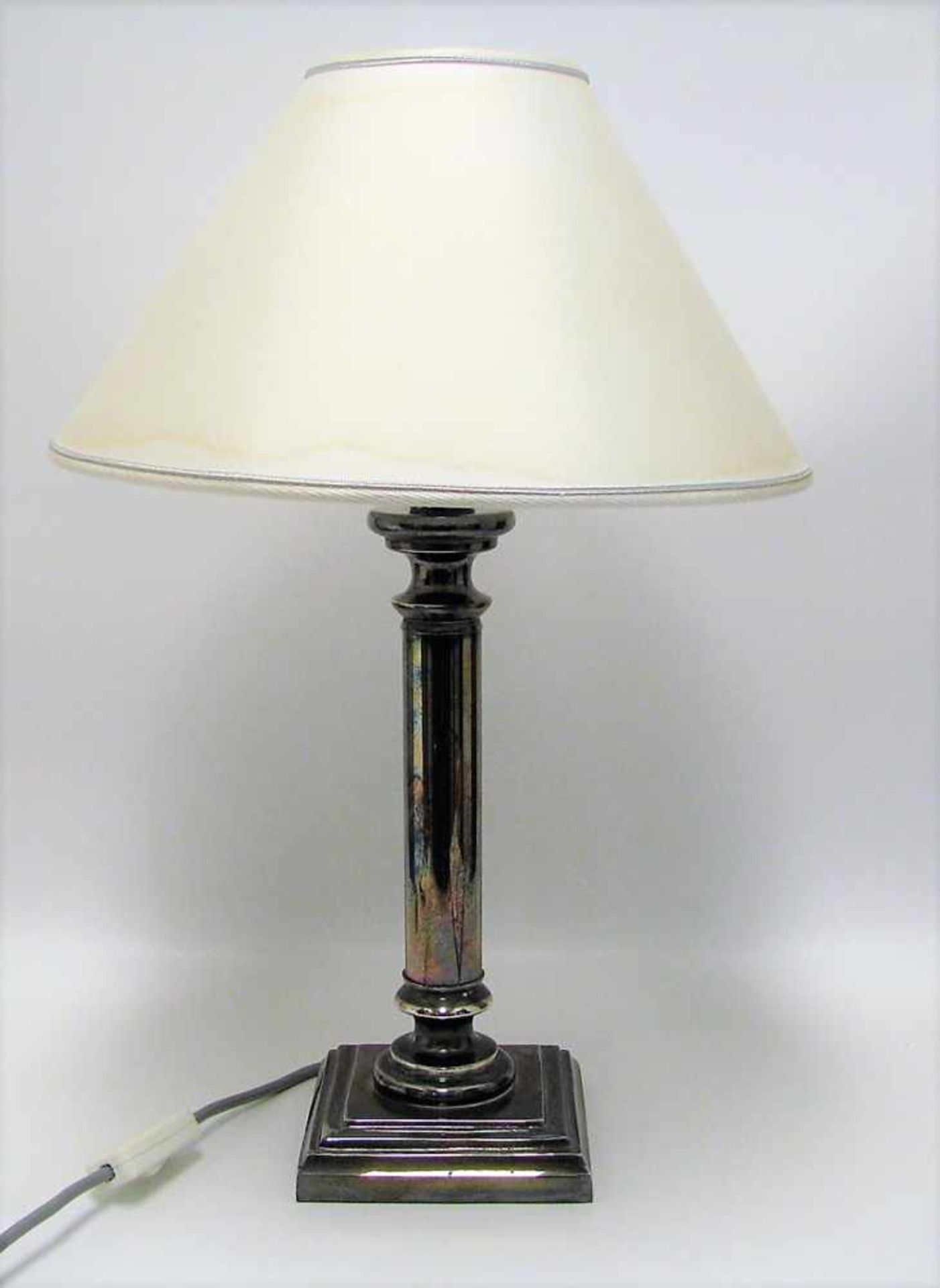Tischlampe, Messing versilbert, h 50 cm, d (mit Schirm) 31 cm.