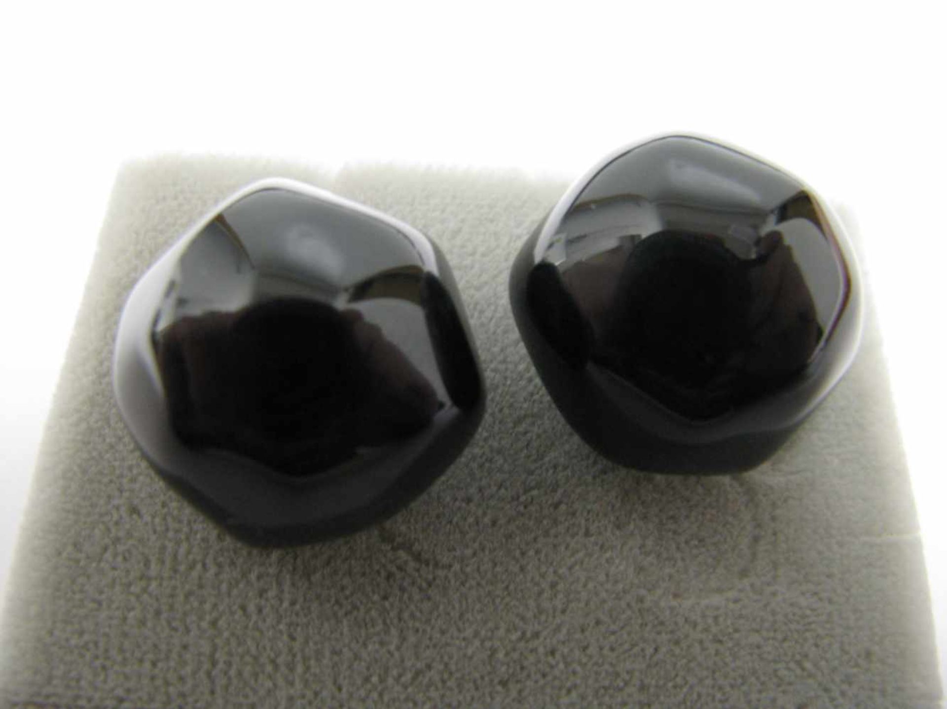 2 Ohrstecker, geschliffener Onyx, 333er Gelbgoldfassung, d 1,5 cm.