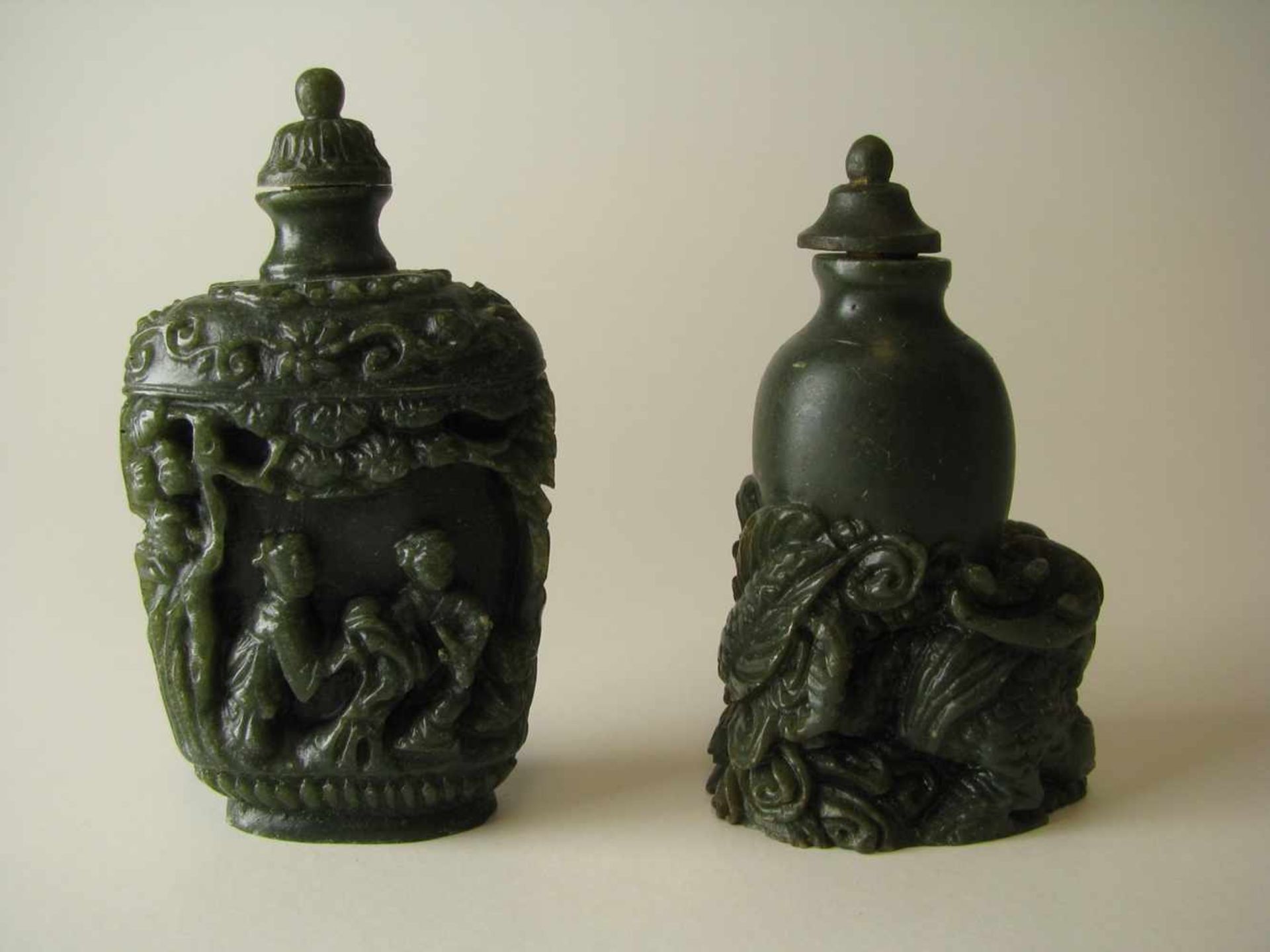 2 Snuffbottles, China, 20. Jahrhundert, Kunststoff, h 6 cm, d 4,5 cm.