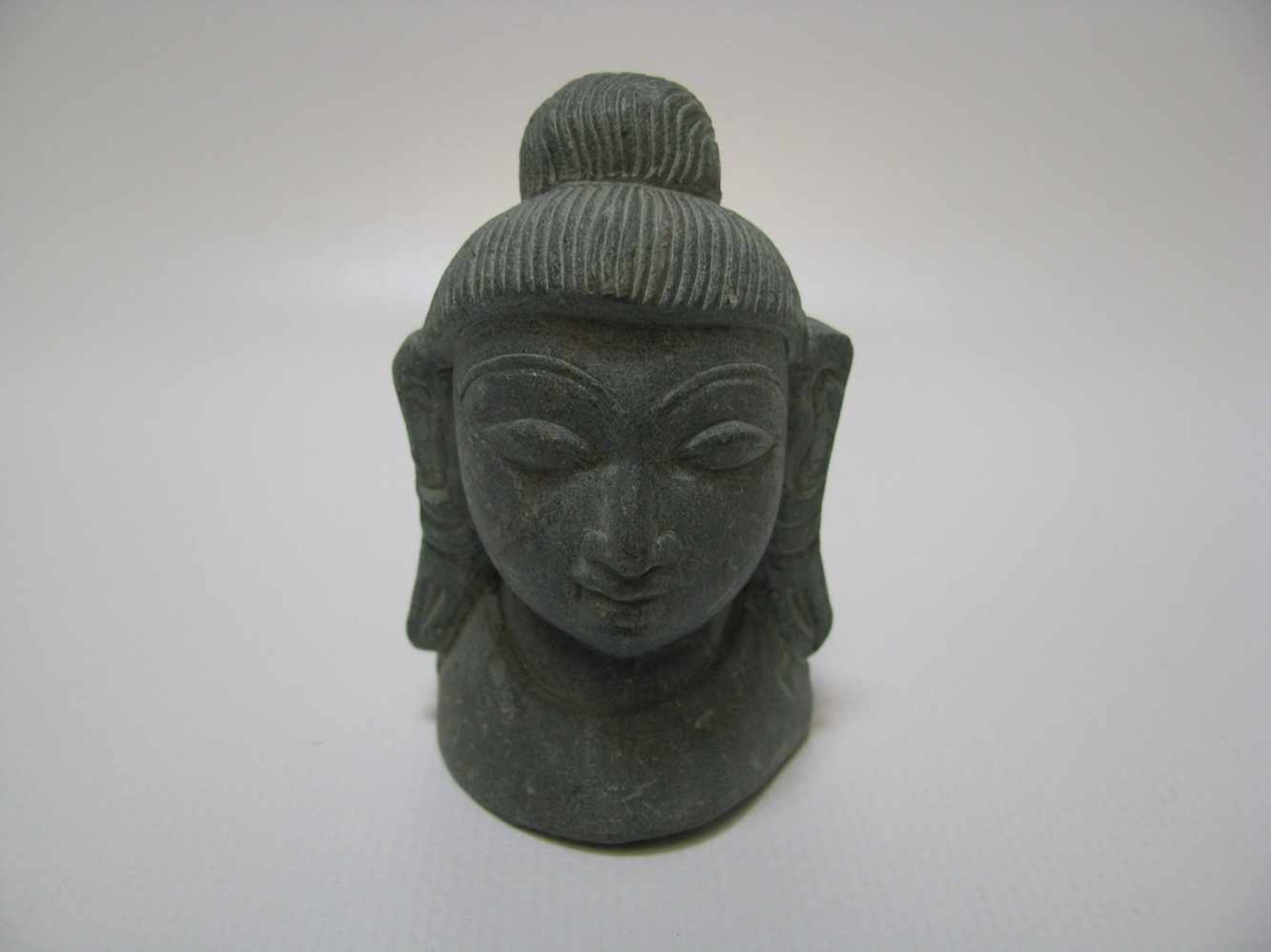 Buddhakopf, Kambodscha, Stein beschnitzt, 6,5 x 4 x 4,3 cm.