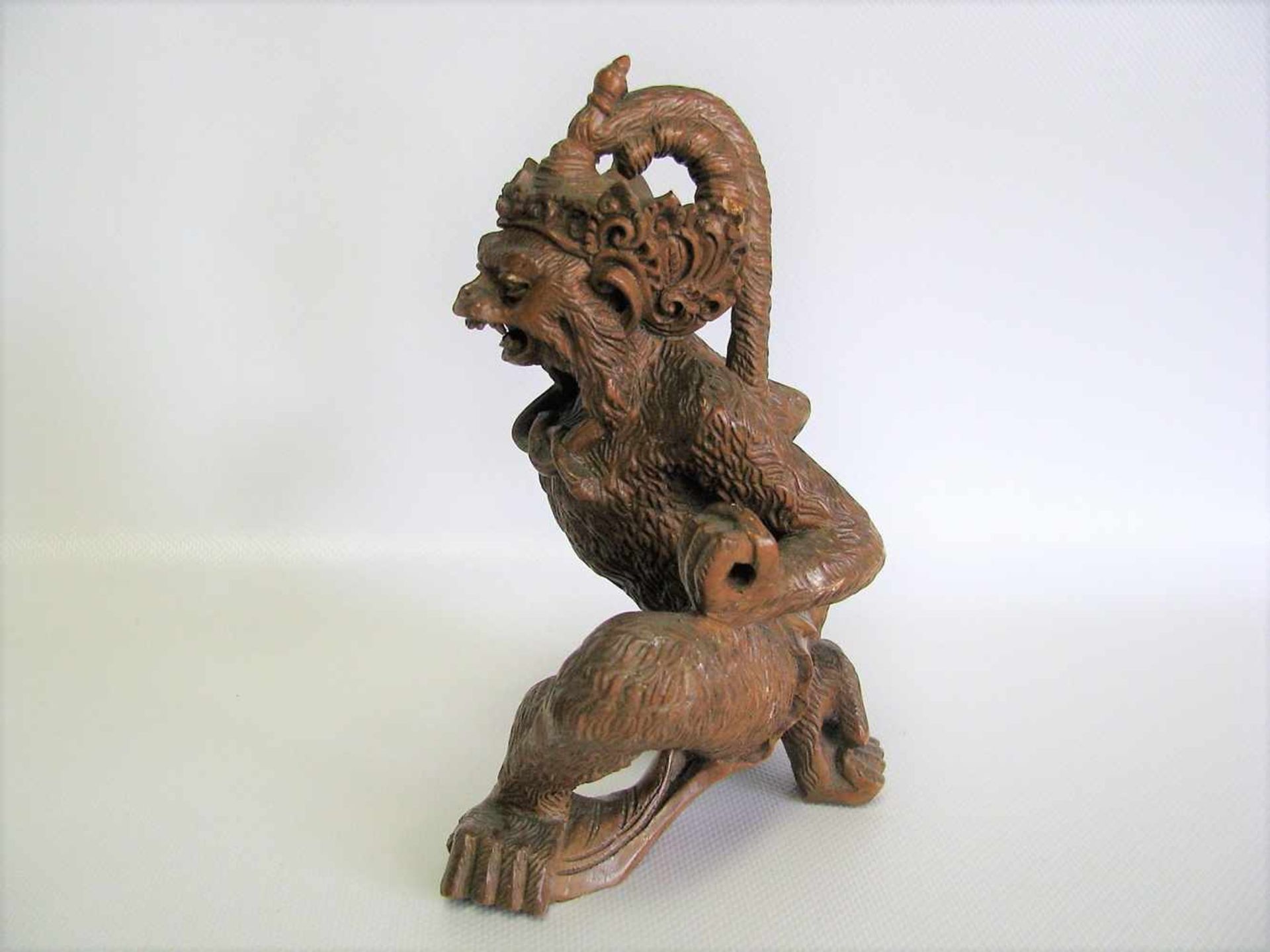 Dämonenfigur in Form eines Affen, Indonesien, wohl Bali, Holz fein beschnitzt, 18 x 15 x 13,5 cm. - Bild 2 aus 2