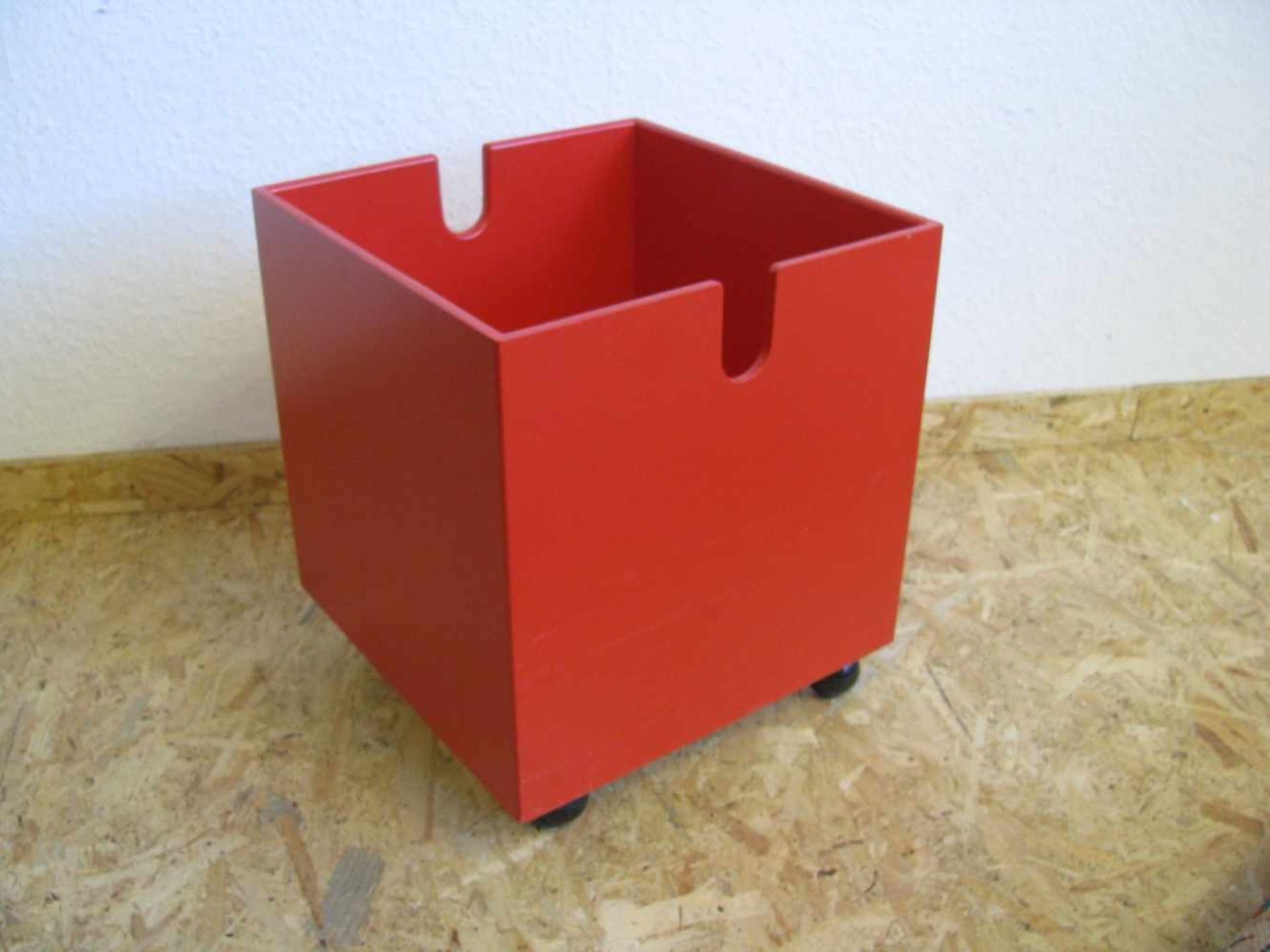 2 Designer-Boxen auf Rollen, Kartell, Cubo 4770, Design Guilio Polvara, lackiertes Polyurethen in