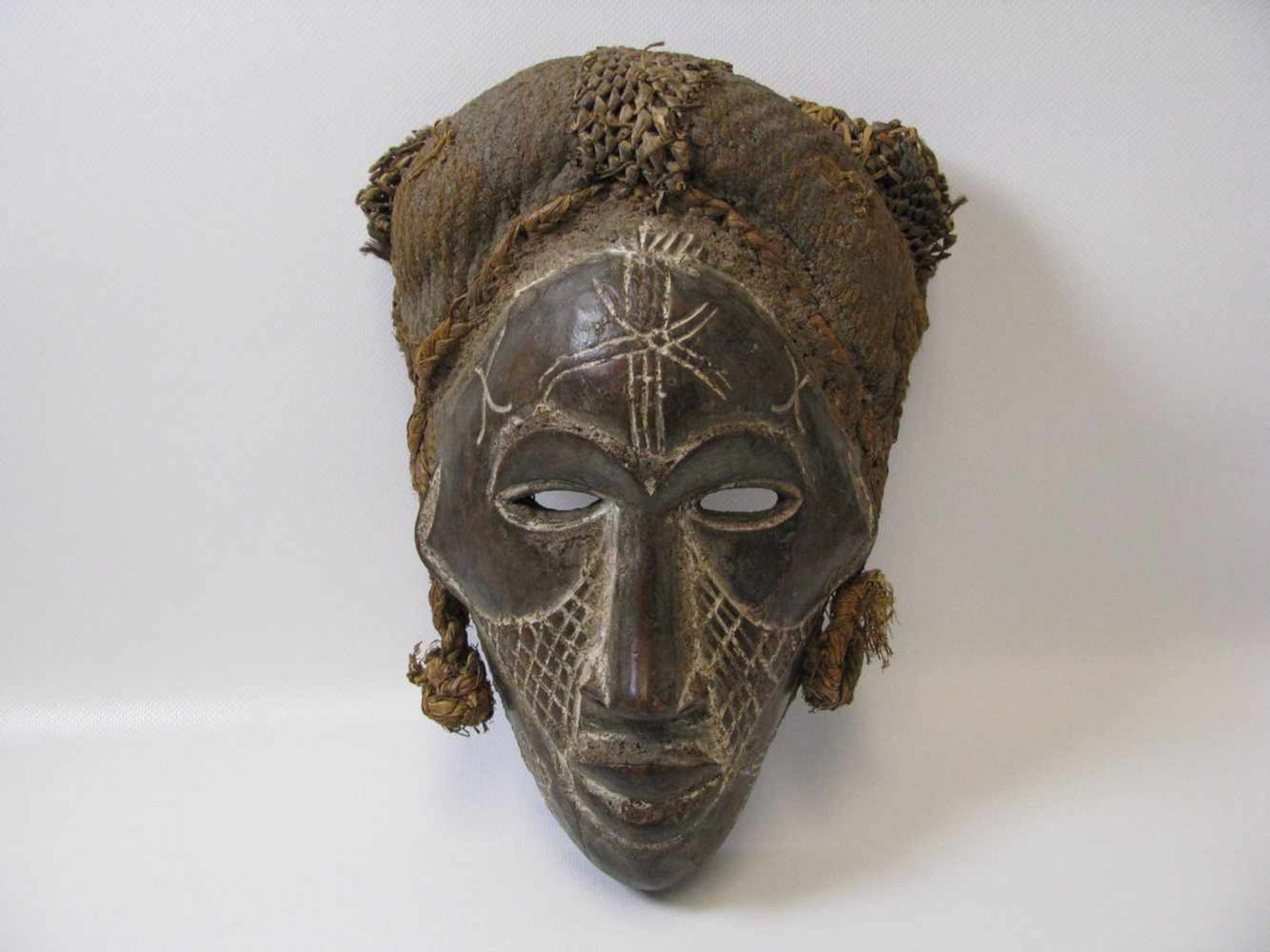 Tanzmaske, Afrika, Holz geschnitzt, Bastverzierungen, 30 x 22 x 11 cm.