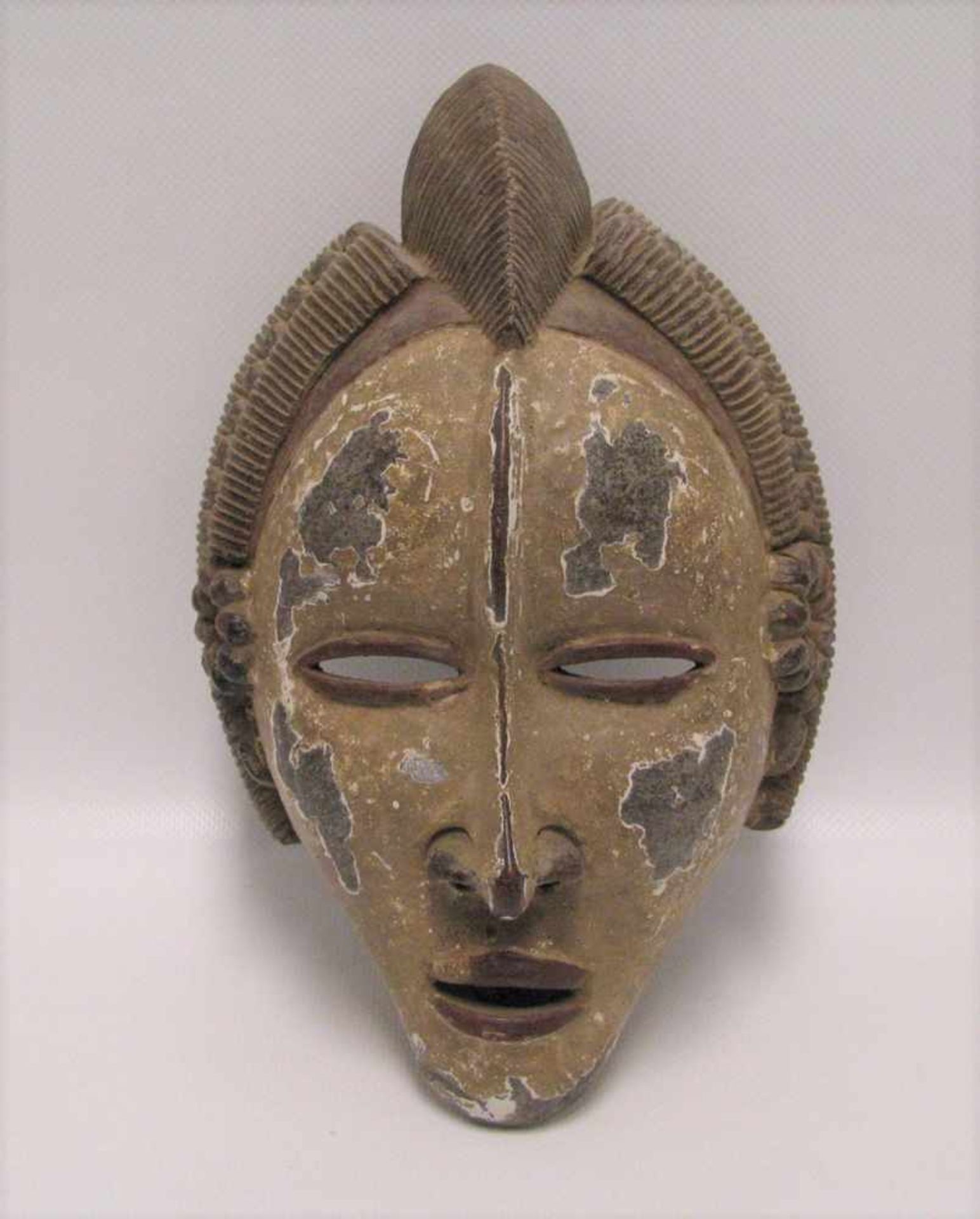 Maske, Afrika, Gabun, Holz beschnitzt, teils farbig gefasst, 22 x 16 x 11 cm.