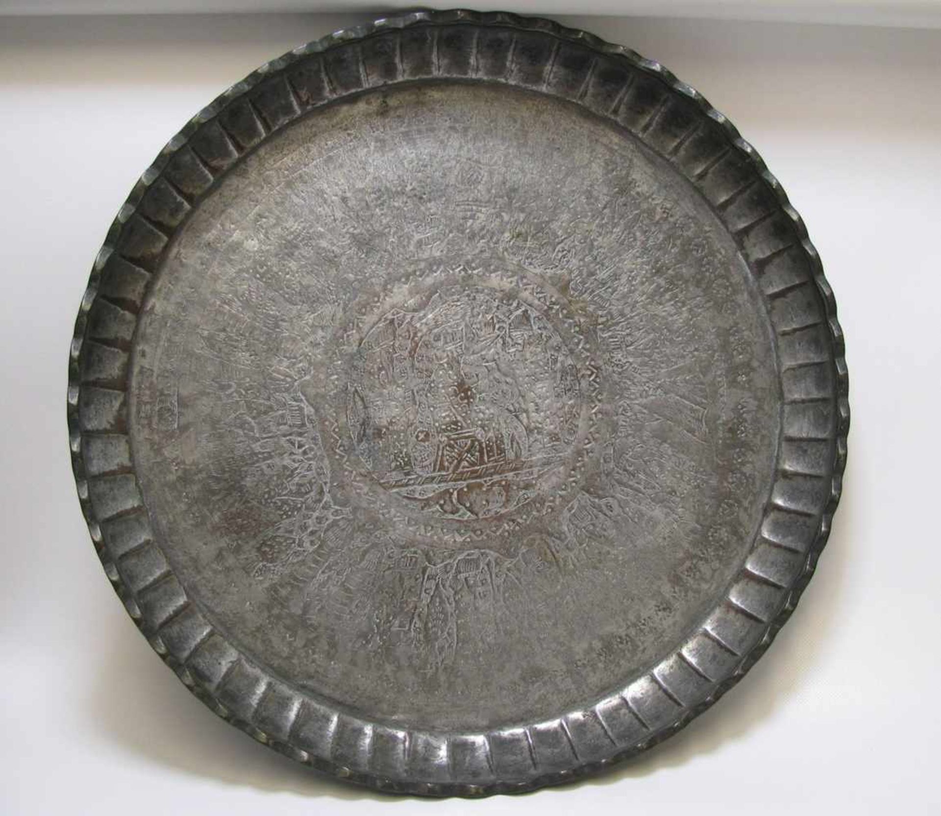 Großes Tablett ("Karavellenschale"), Navarra/Nordspanien, 19. Jahrhundert, Kupfer reich getrieben,