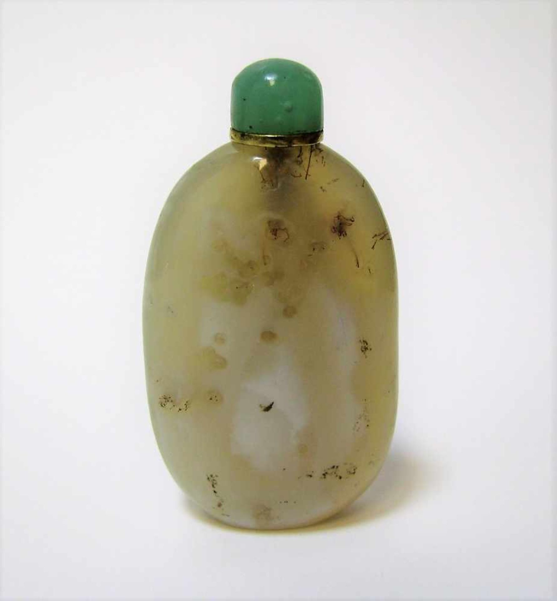 Antikes Snuffbottle, China, weiß-gräuliche Jade, Knauf grüner Jade, 6,2 x 3,4 x 1,7 cm. - Bild 2 aus 3