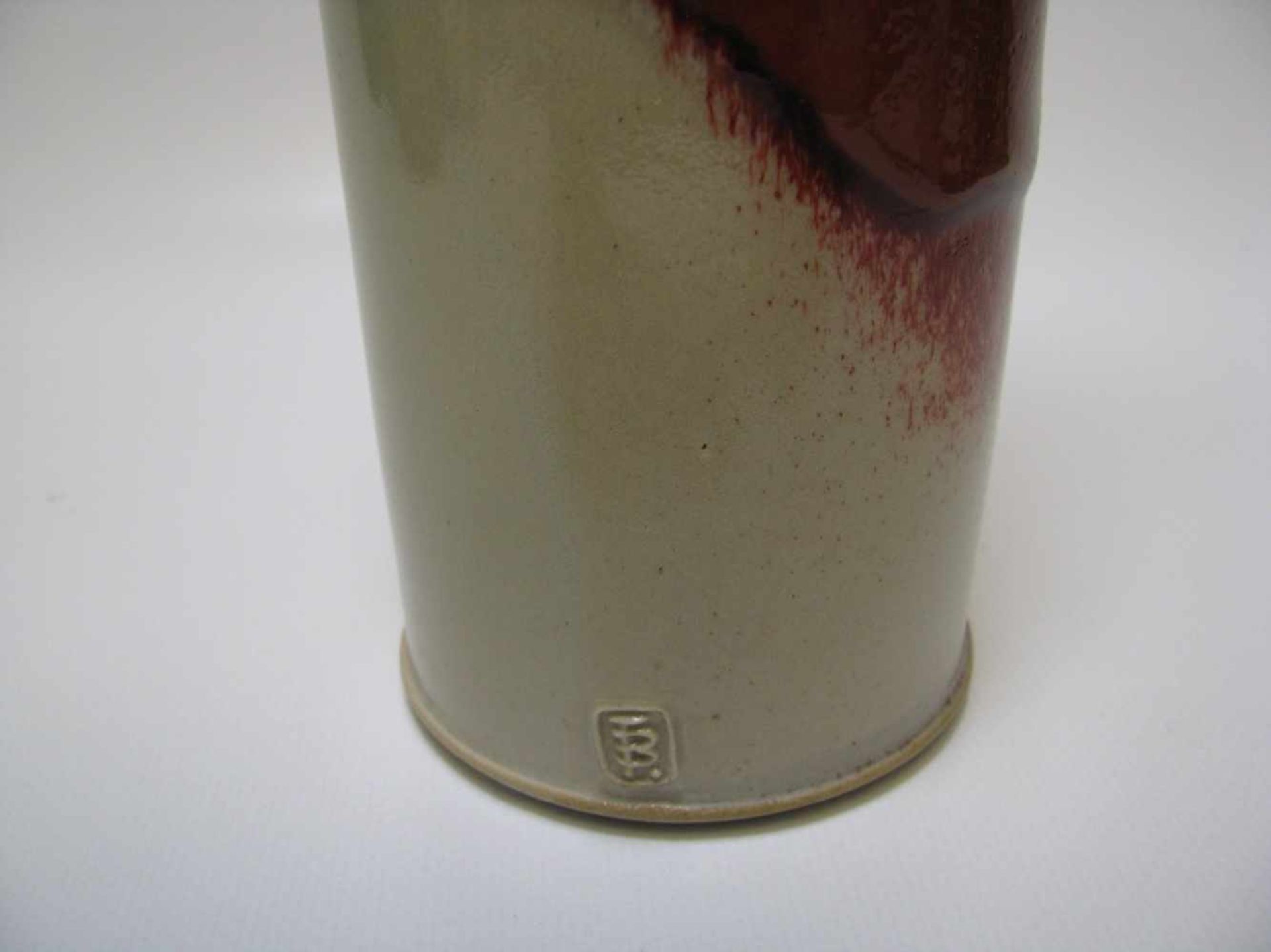 Vase, Japan, Ochsenblutglasur, sign., h 32 cm, d 7,5 cm. - Bild 2 aus 2