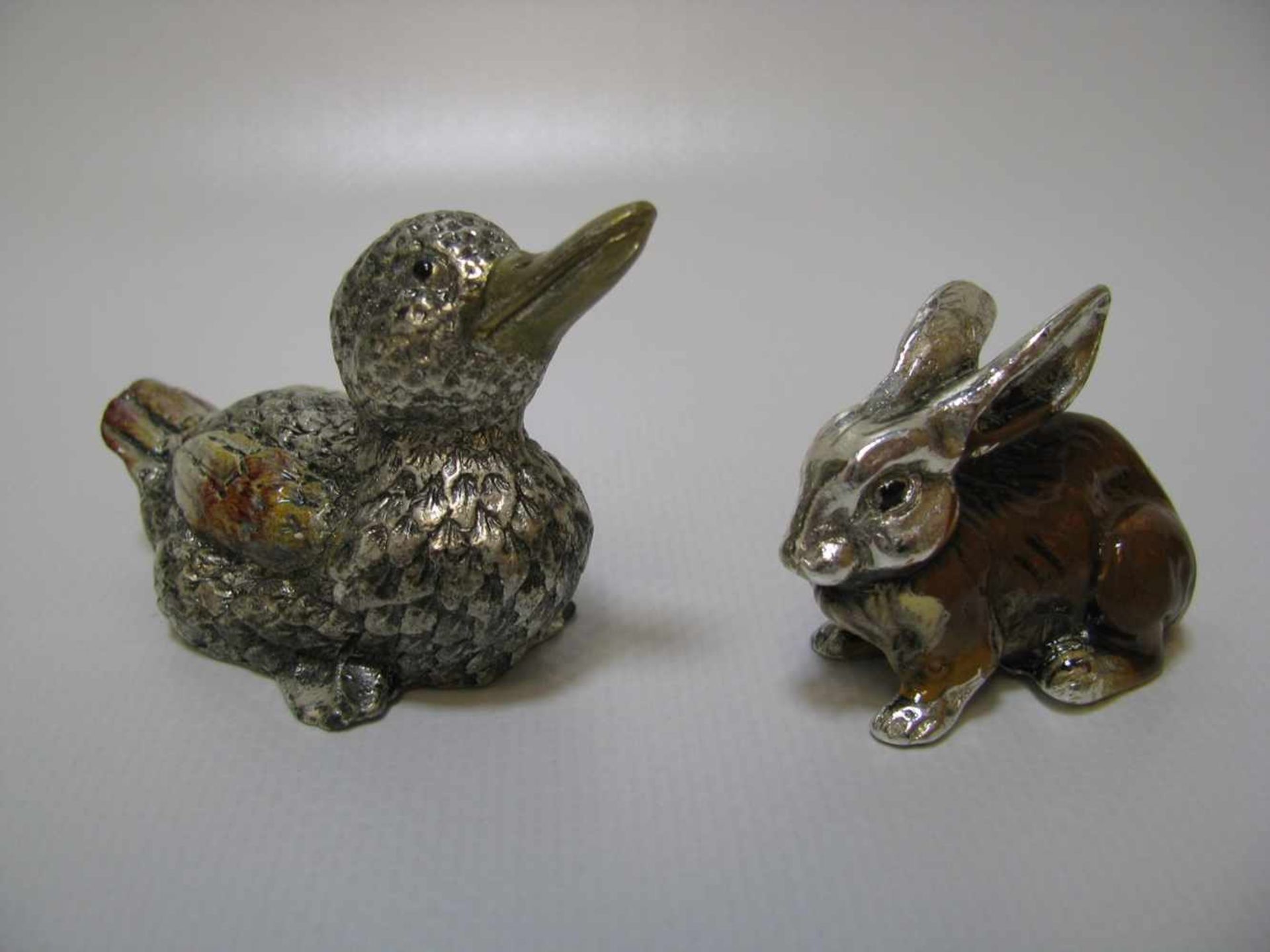 Hase und Ente, Metall mit polychromer Emailbemalung, h 3,5/4,5 cm.