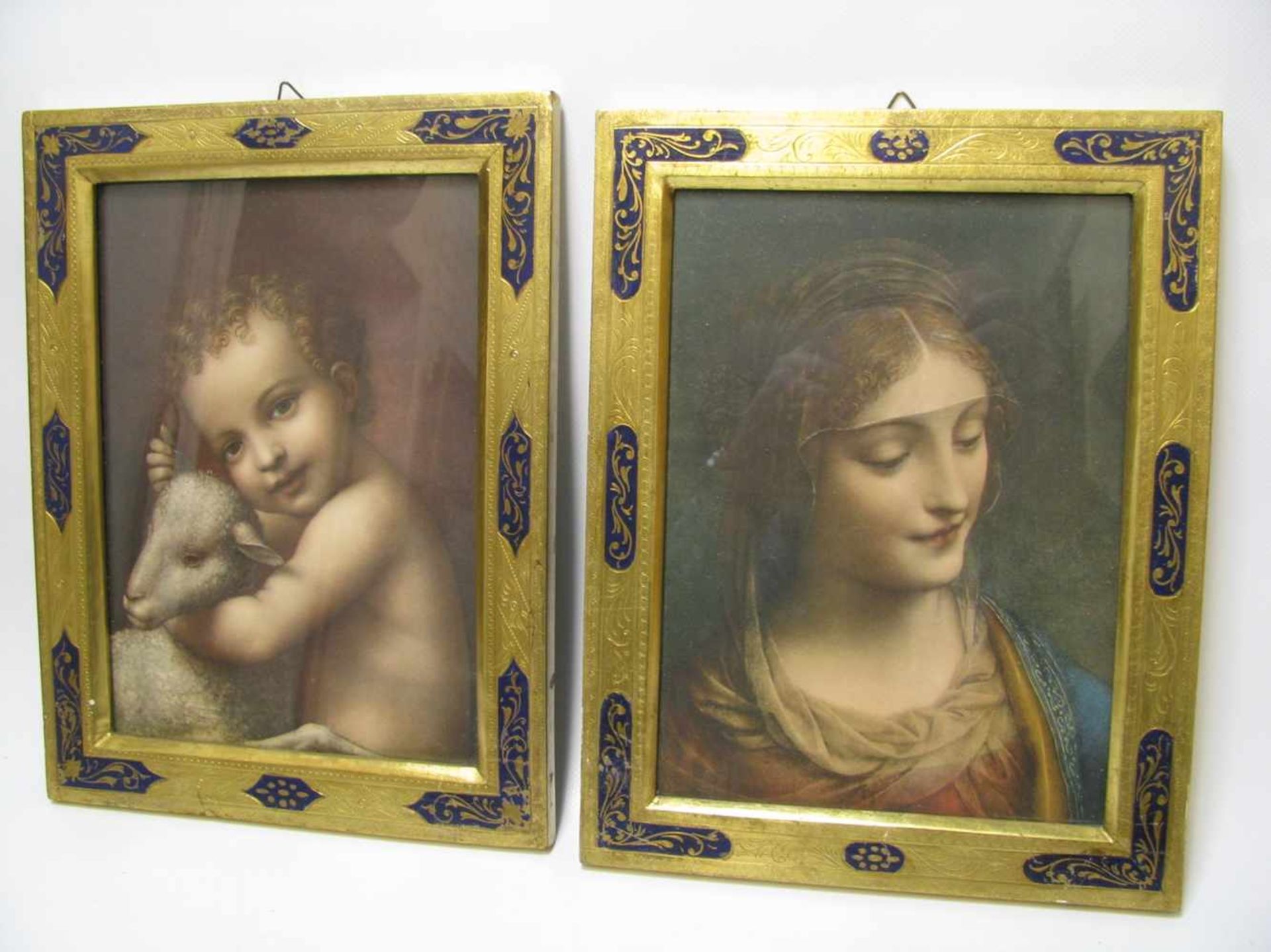 2 Rahmen mit religiösen Drucken, um 1900, Holz blattvergoldet und Blau bemalt und verziert, Innenmaß
