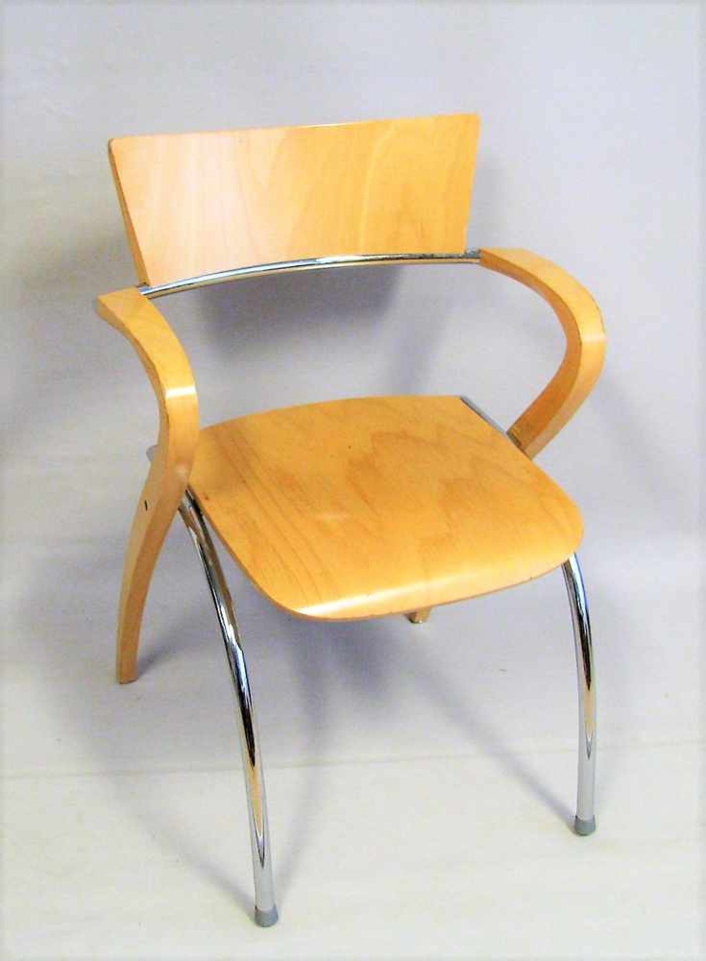 Designer-Armlehnstuhl, Holz und Chrom, 79 x 60 x 55 cm.