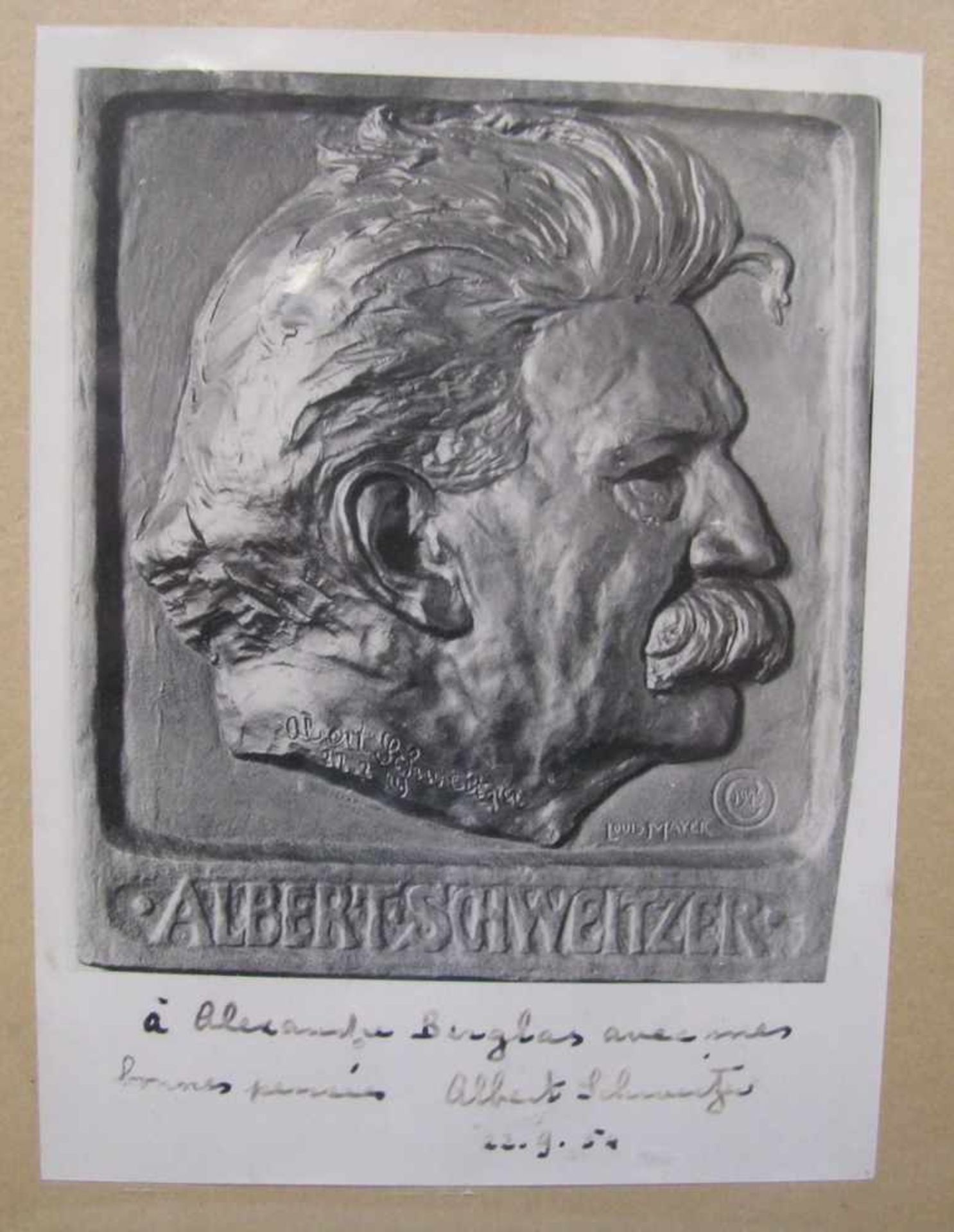 3 Fotografien von Albert Schweitzer mit Originalsignatur und Widmungen, ca. 15 x 16 cm.