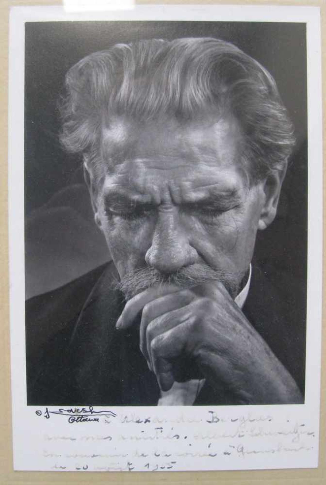 3 Fotografien von Albert Schweitzer, Originalsignatur und Widmungen, ca. 24 x 18 cm.