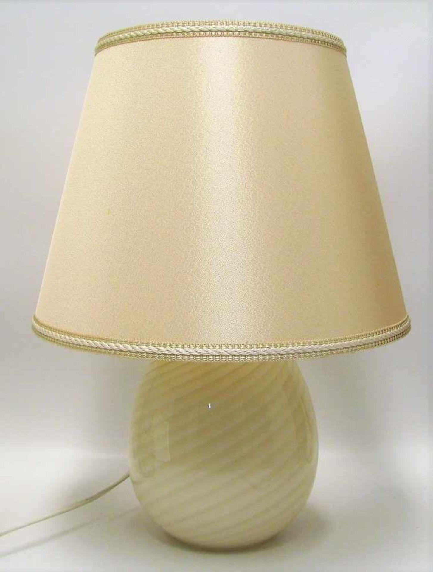 Tischlampe, Zicoli, 1960/70er Jahre, Glas mit beige-goldenen Fädeneinschmelzungen, gem., h 28 cm,