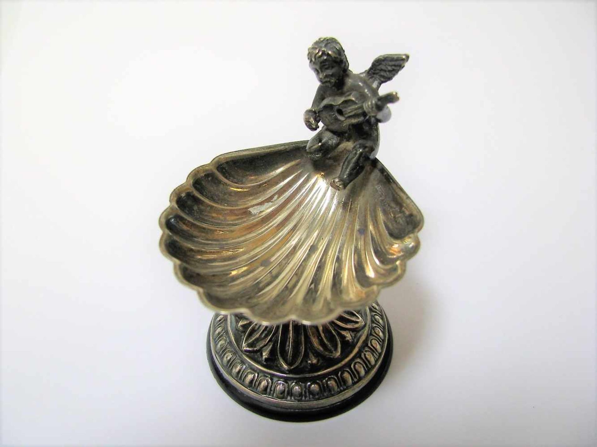 Salière mit musizierendem Putto auf Muschelschale, 835er Silber, gepunzt, h 5,5 cm, d 5 cm. - Bild 2 aus 2