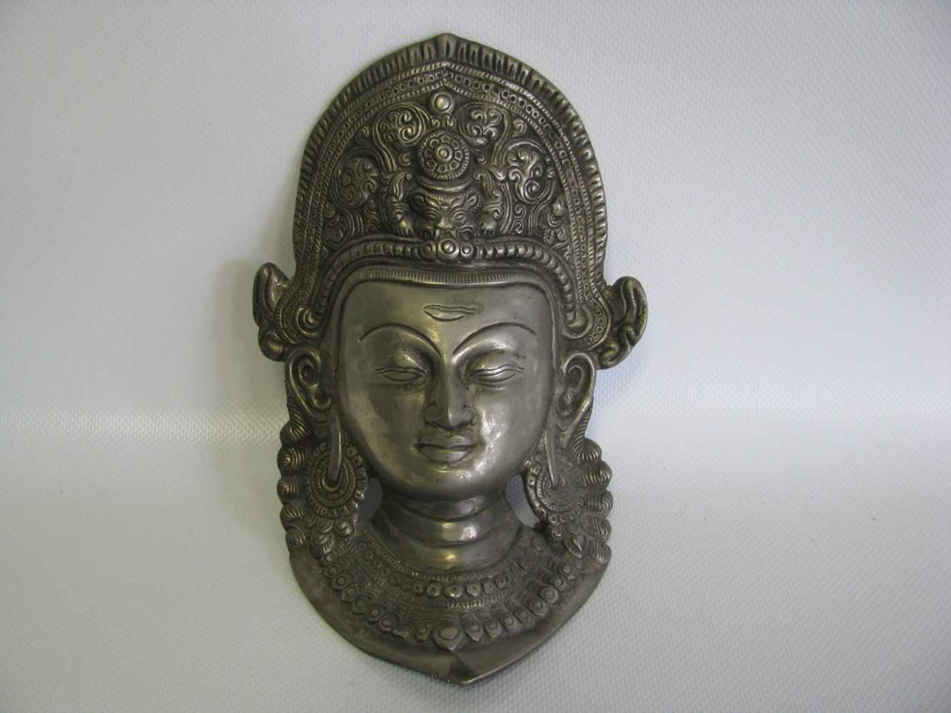 Buddhabildnis, Asien, Bronze mit Versilberung, 19 x 15 x 7 cm.