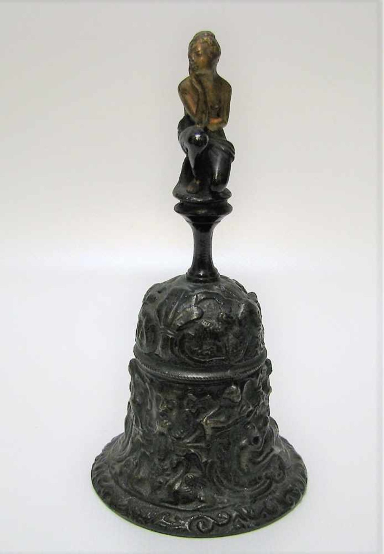 Tischglocke, Historismus, 19. Jahrhundert, Bronze patiniert, h 14 cm, d 7 cm.