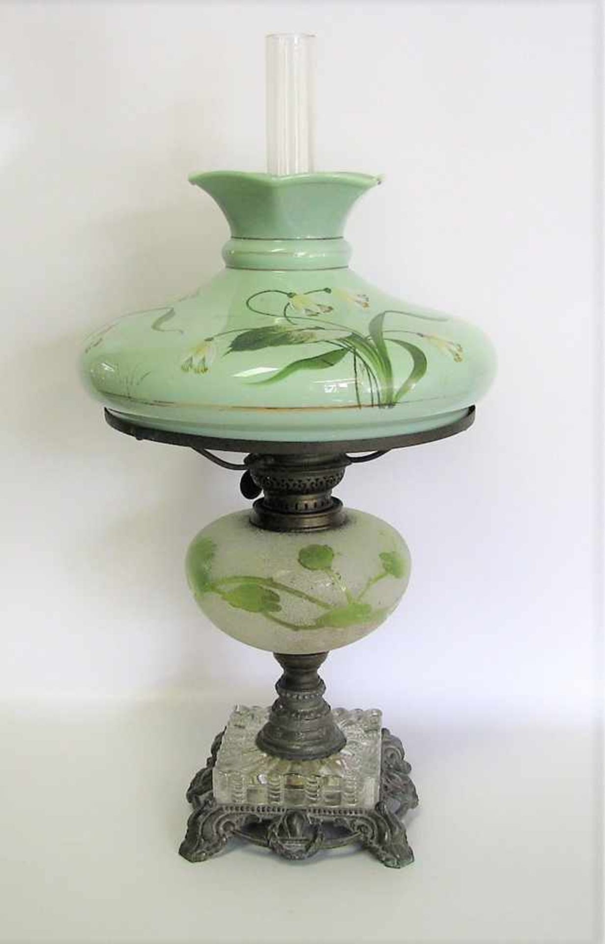 Petroleum-Tischlampe, Jugendstil, um 1900, grünlicher Opalinglasschirm, handbemalt, kl. Chip am
