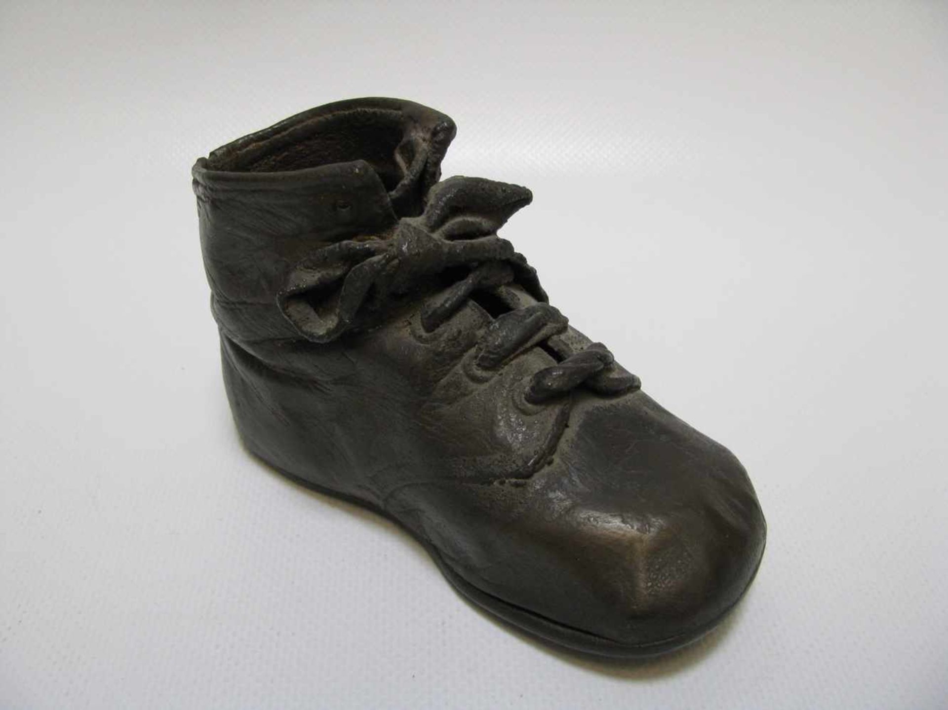 Antiker Kinderschuh, um 1900, bronziert, 8 x 12,5 x 5 cm.