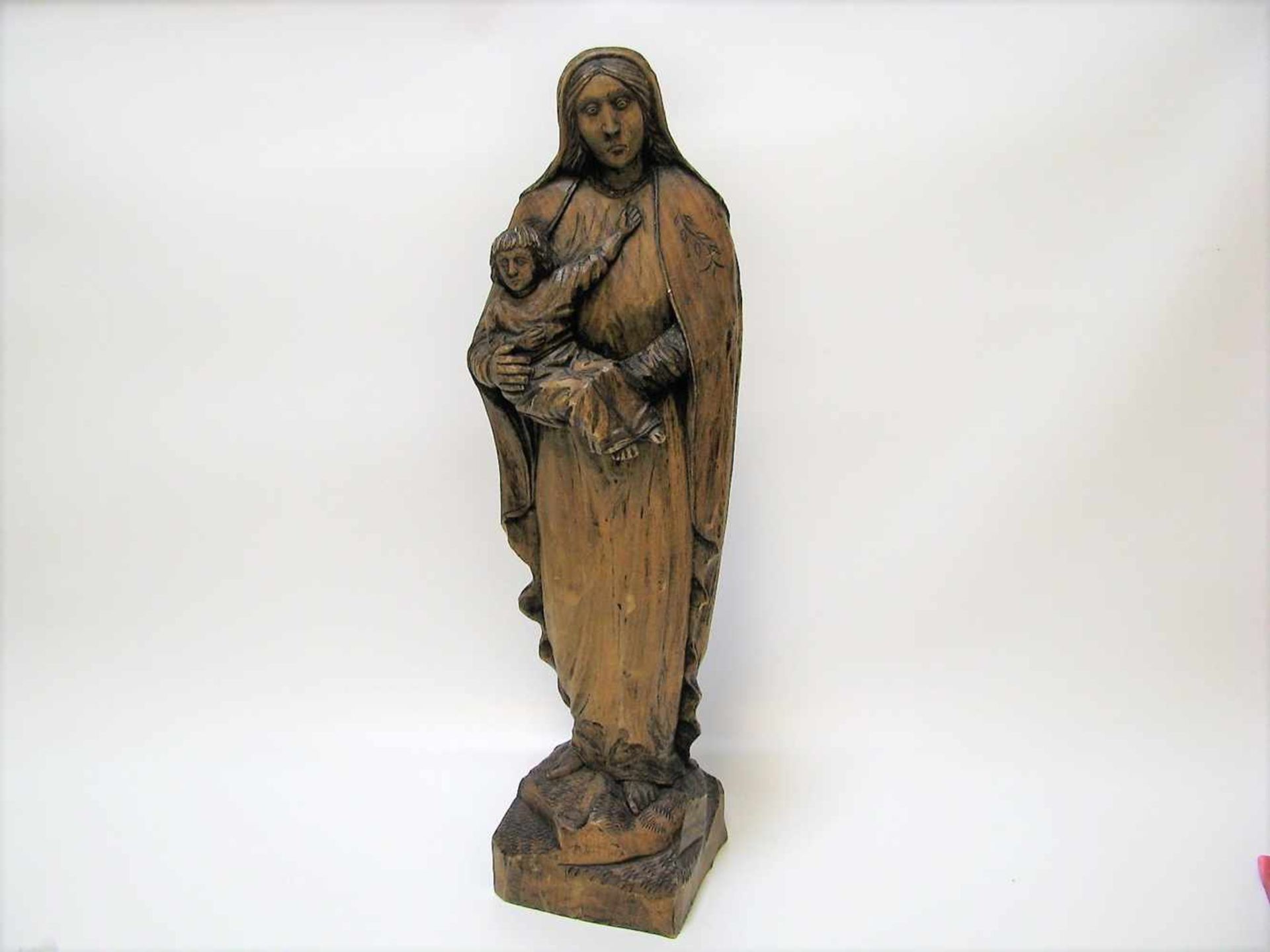 Madonna, Peru, 1920er Jahre, Holz geschnitzt, 38 x 9,5 x 9 cm.