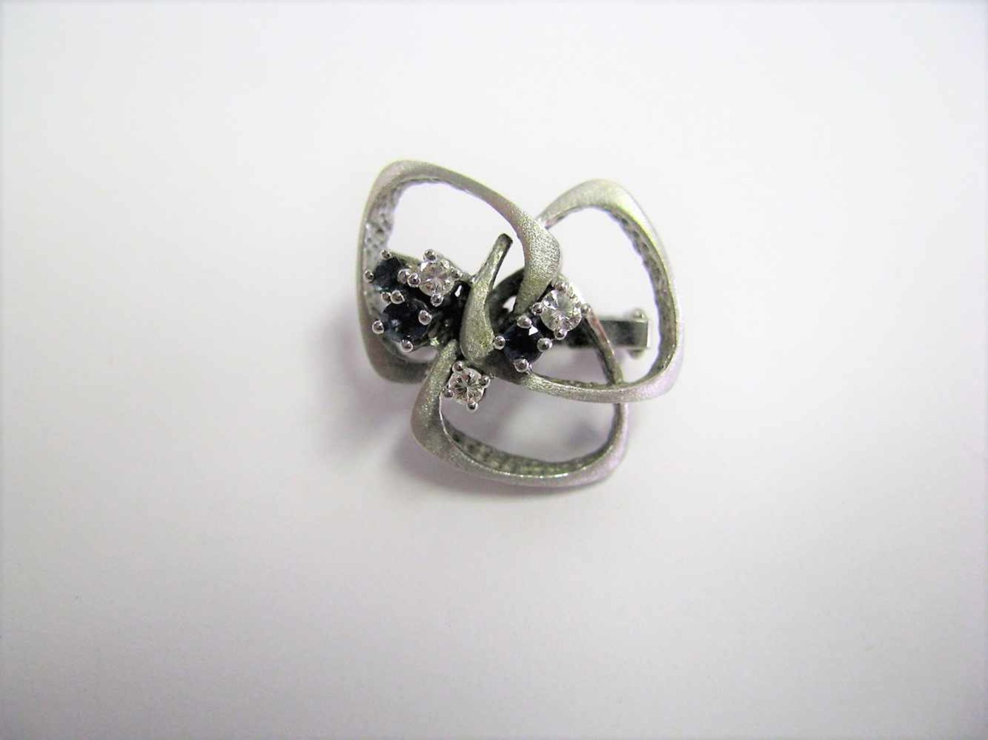 Perlenkettenclip mit 3 Saphiren und 3 Brillanten, Saphire zus.ca. 0,12 ct, Brillanten zus.ca. 0,12