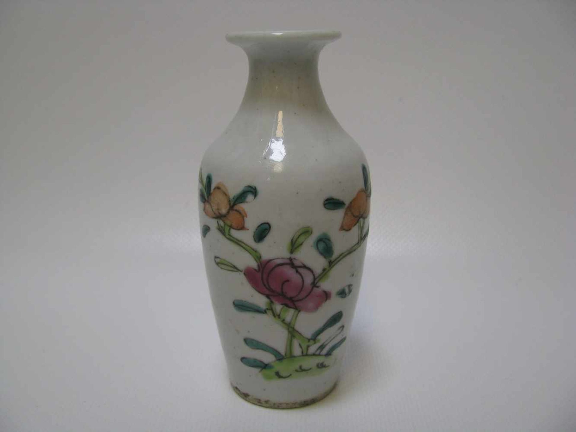 Vase, Japan, Imari, Porzellan mit polychromer Blütenbemalung, h 11,5 cm, d 5 cm.