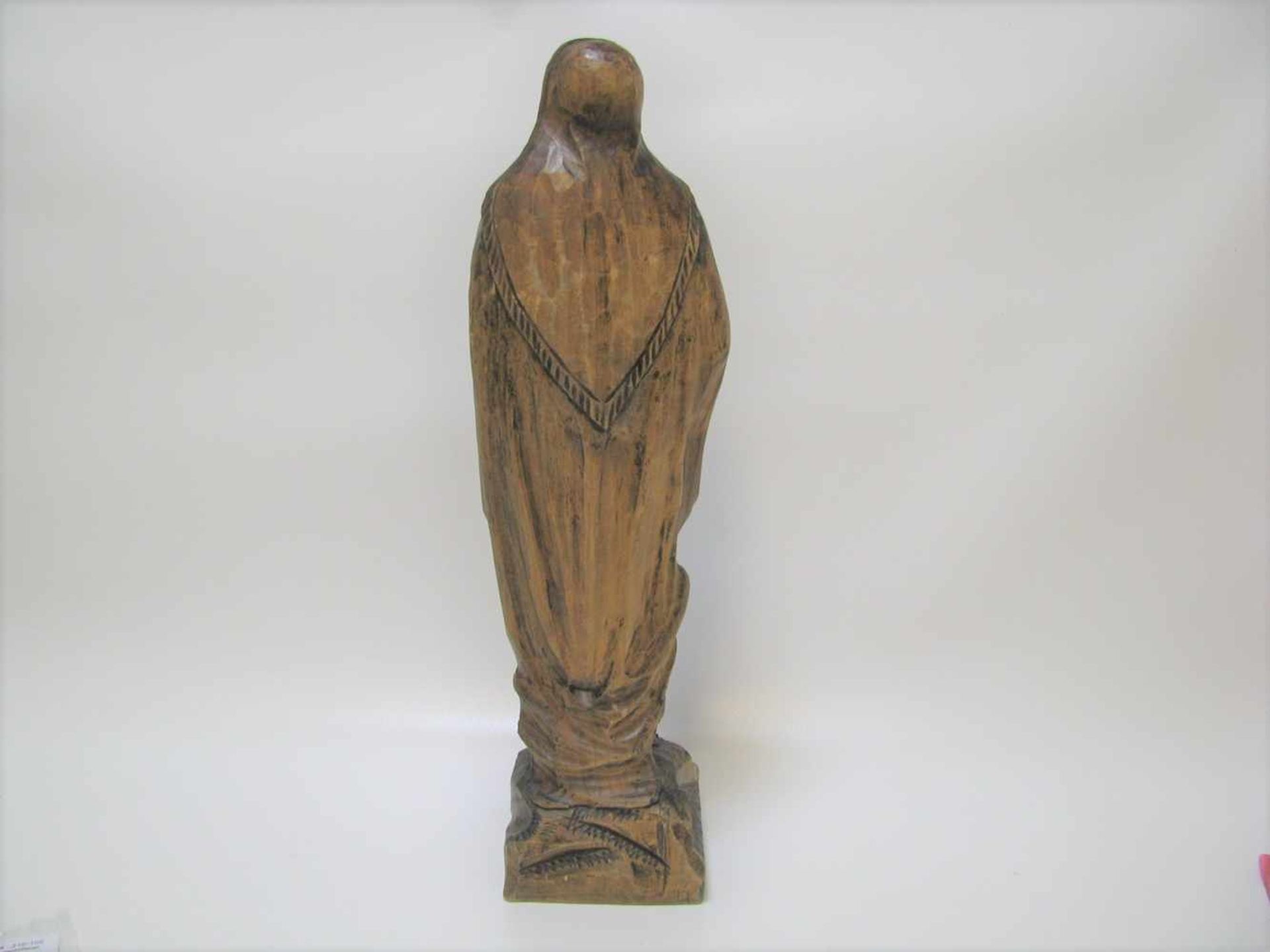 Madonna, Peru, 1920er Jahre, Holz geschnitzt, 38 x 9,5 x 9 cm. - Bild 2 aus 2