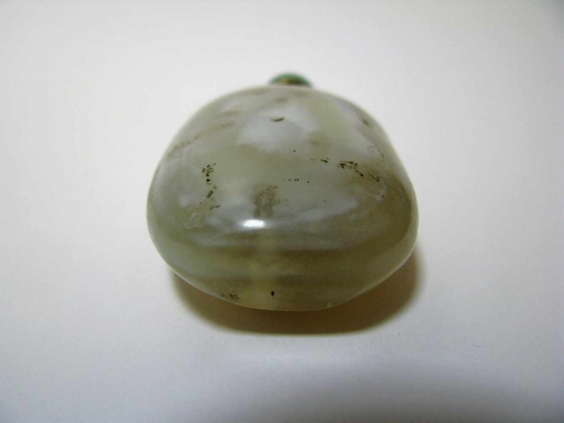 Antikes Snuffbottle, China, weiß-gräuliche Jade, Knauf grüner Jade, 6,2 x 3,4 x 1,7 cm. - Bild 3 aus 3