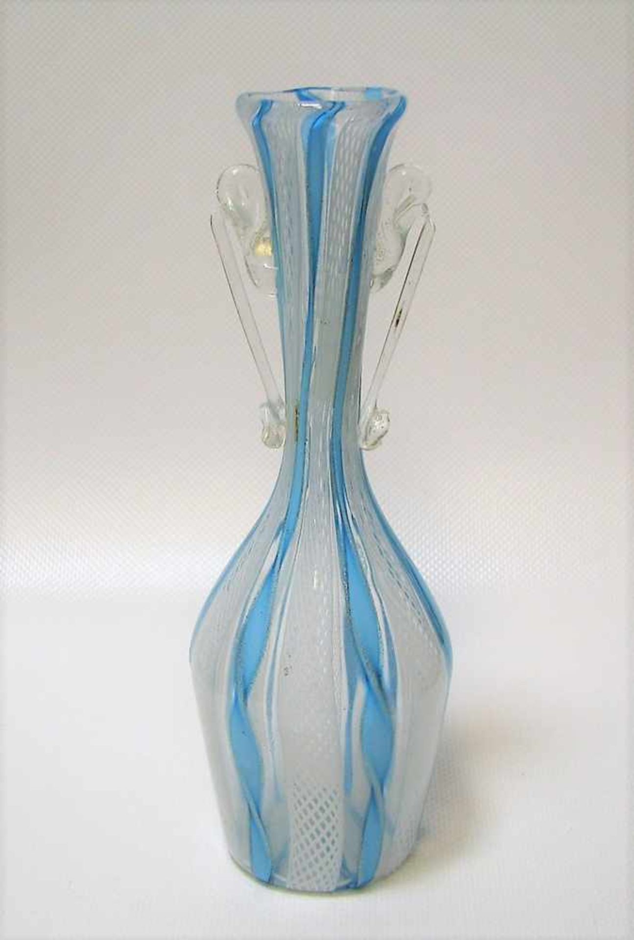 Vase mit 2 Henkeln, Italien, Venedig, 1930er Jahre, Glas mit eingeschmolzenem Spiraldekor und