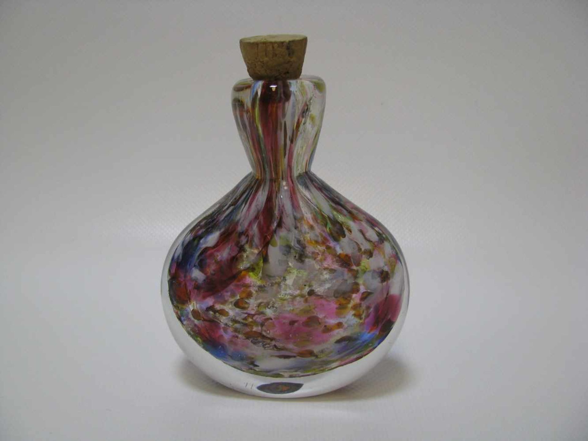 Schnupftabakflasche, Süddeutsch, um 1900, Glas mit polychromen Einschmelzungen, 10,5 x 8,5 x 3 cm.