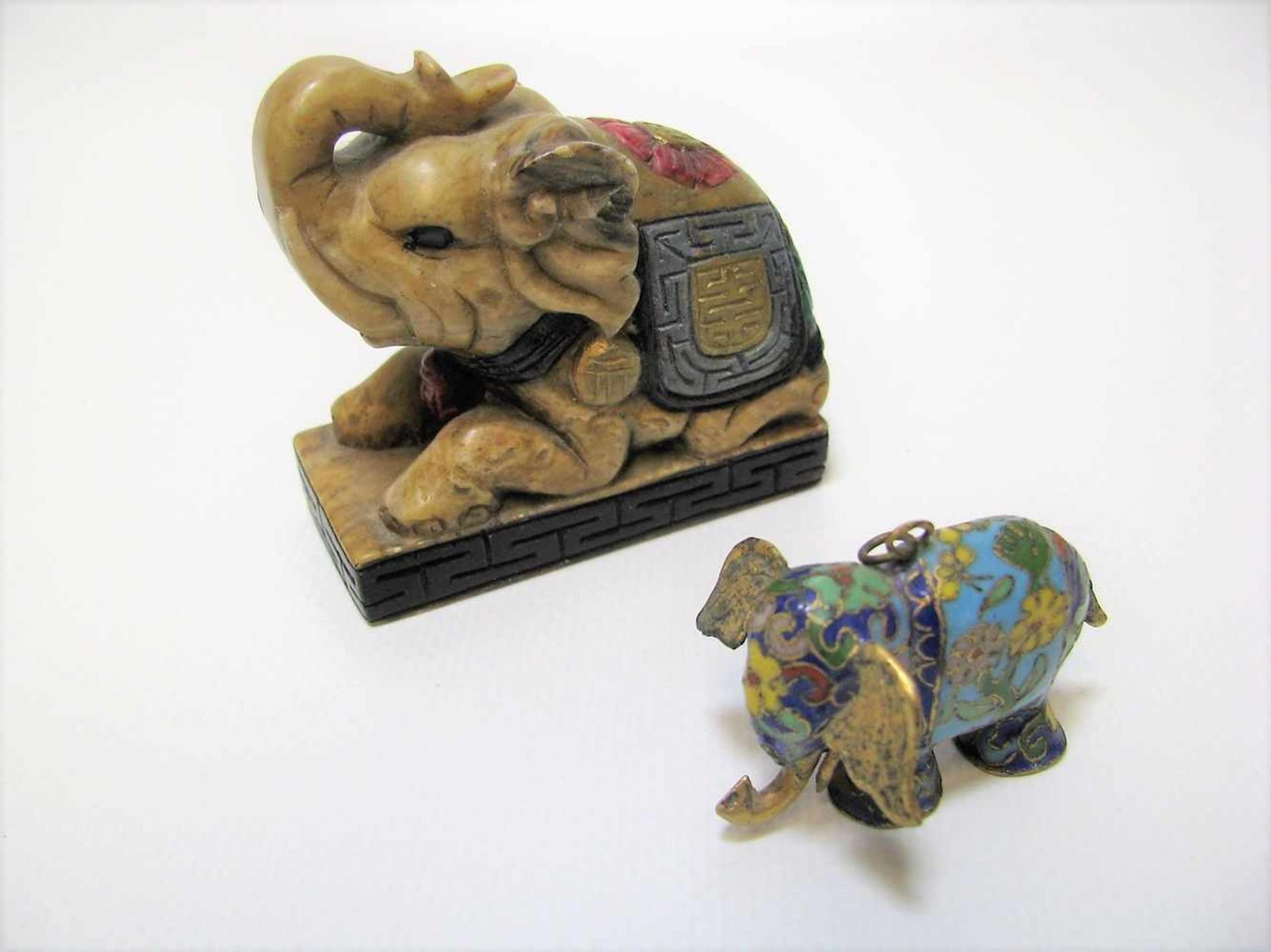 2 Elefanten, Asien, Cloisonné und Speckstein beschnitzt, h 3,5/6,5 cm.